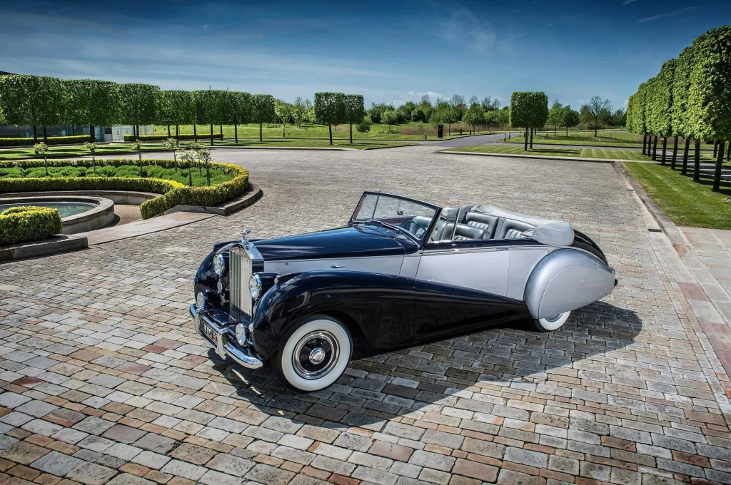 O Silver Dawn levou a Rolls-Royce dos chassis aos automóveis completos