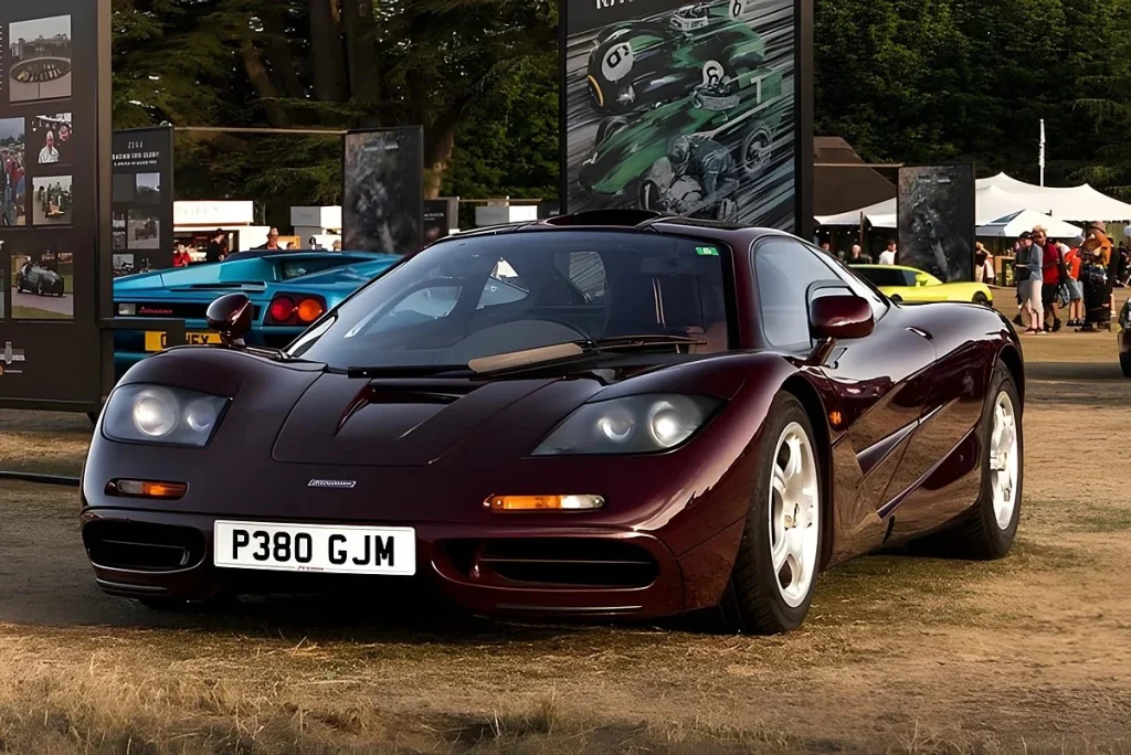 Os farolins do McLaren F1 vinham de um autocarro