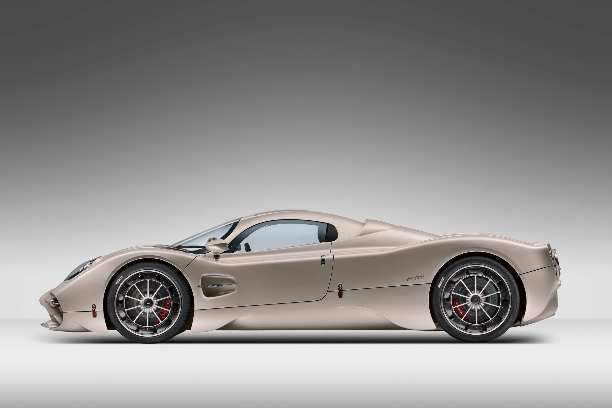 Um Pagani Utopia coupé de série, numa fotografia oficial da apresentação mundial de 2022. Não é o exemplar de Kris Singh.