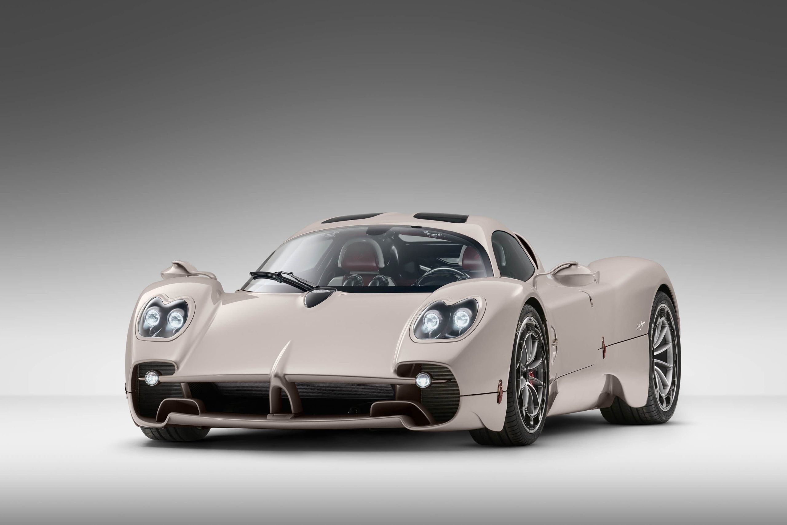 Um Pagani Utopia coupé de série, das fotografias oficiais de 2022. Não mostra a pintura Karosserie Lunar Gold do exemplar de Kris Singh.