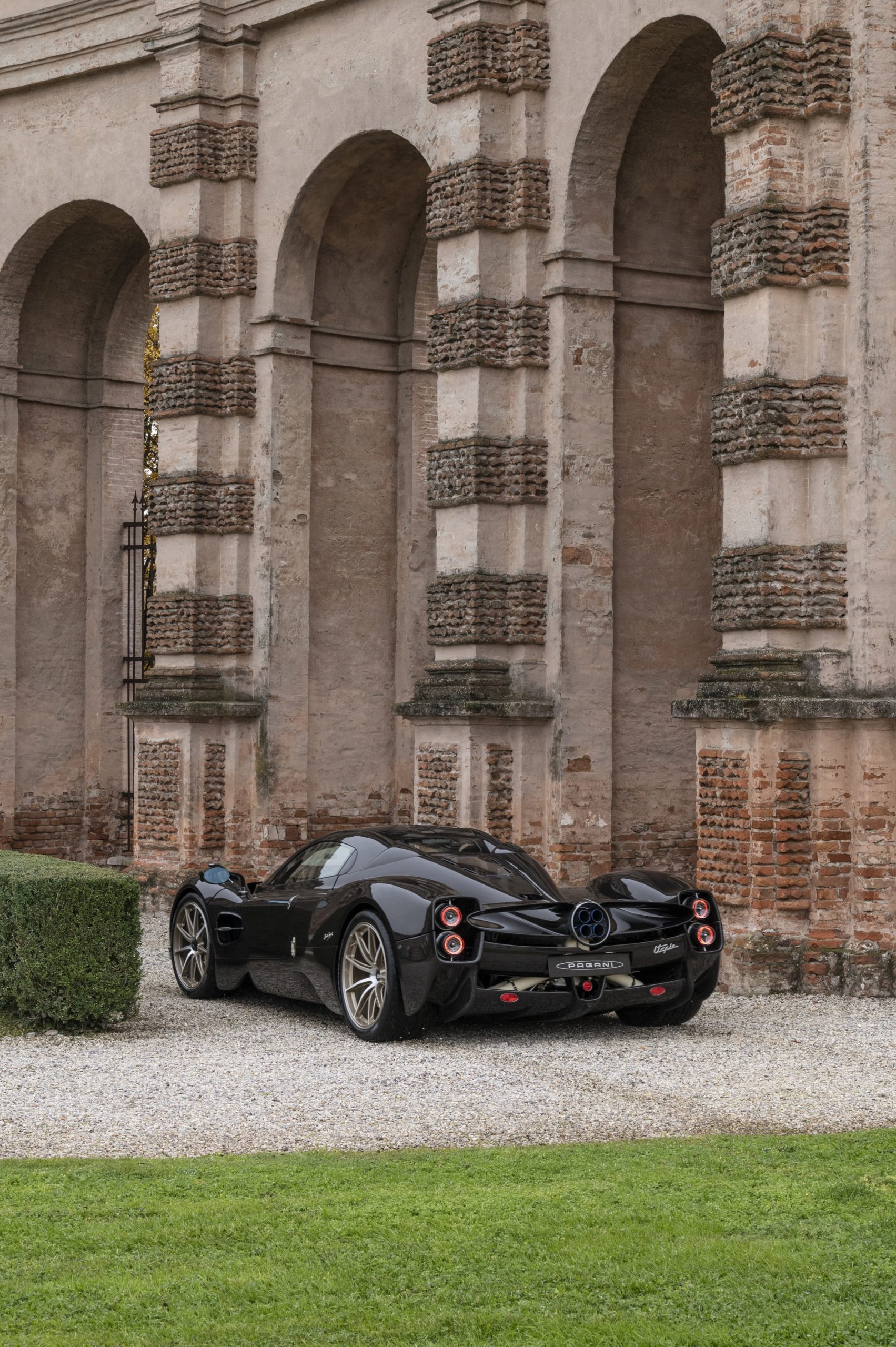 Um Pagani Utopia coupé, das fotografias oficiais da Pagani do THE ICE St. Moritz de 2026. Não é o exemplar de Kris Singh.