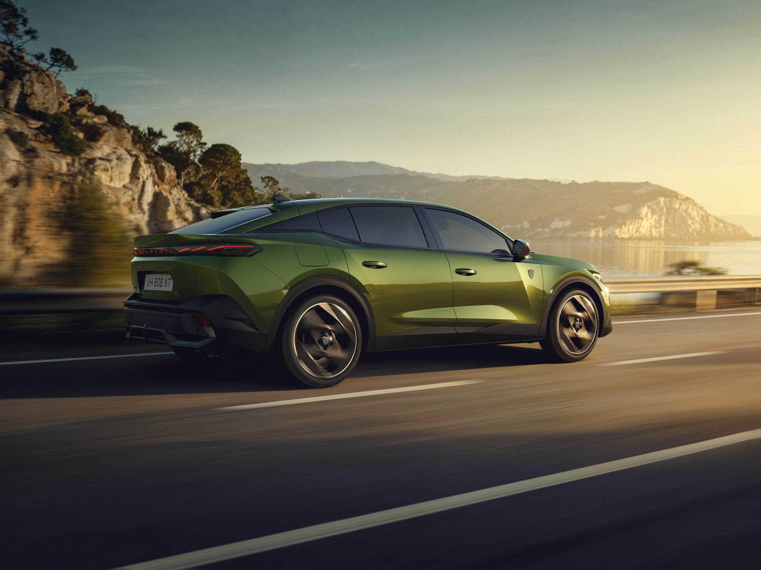 A versão híbrida recarregável do 408 renovado, distinta do Hybrid 145 avaliado.