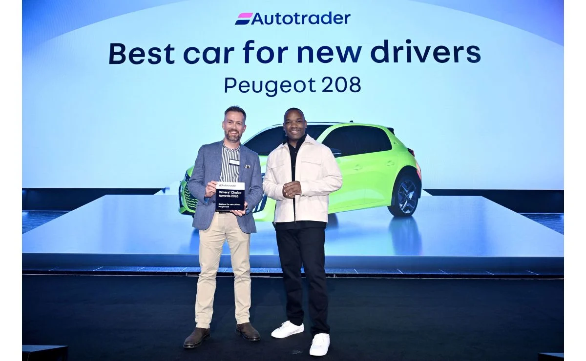 Na imagem, o Peugeot e-208, numa fotografia oficial da Peugeot.