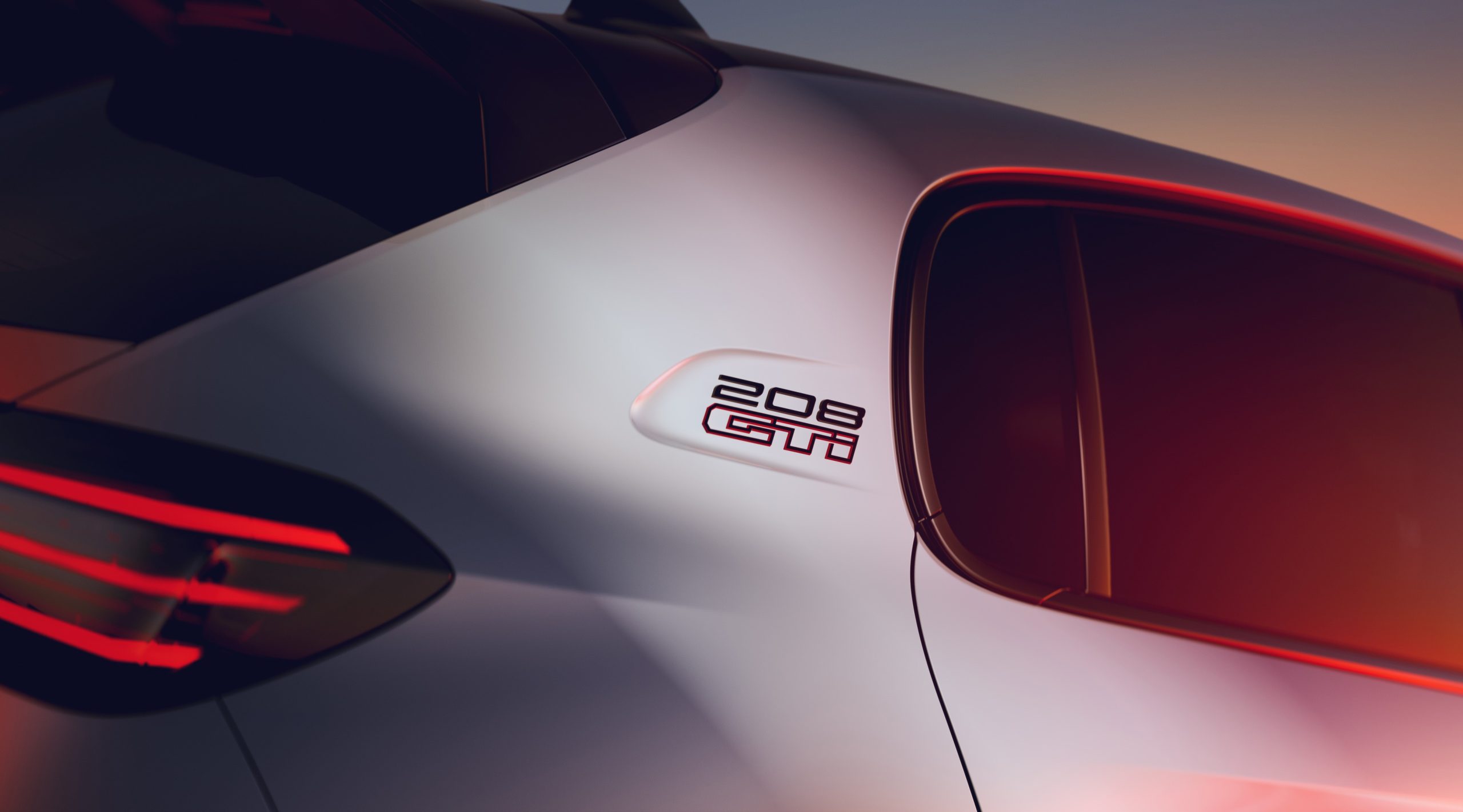 Pormenor do emblema GTi na lateral do Peugeot E-208 GTi. Não é o 205 GTi, é o modelo elétrico actual.