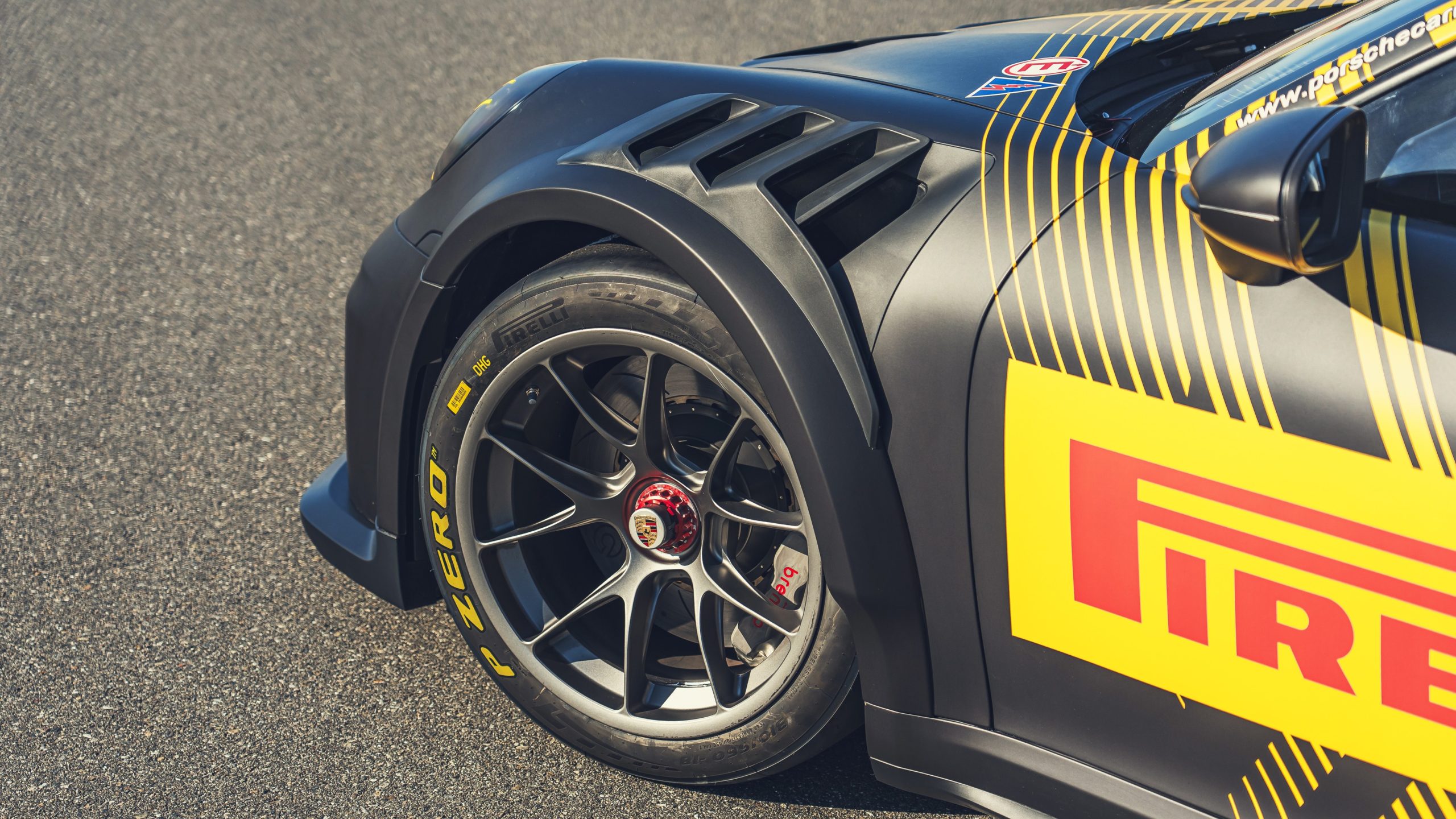 Pormenor do Porsche 911 Cup (geração 992.2), da galeria oficial «911 Cup in detail» da Porsche. A fonte não descreve a peça mostrada.