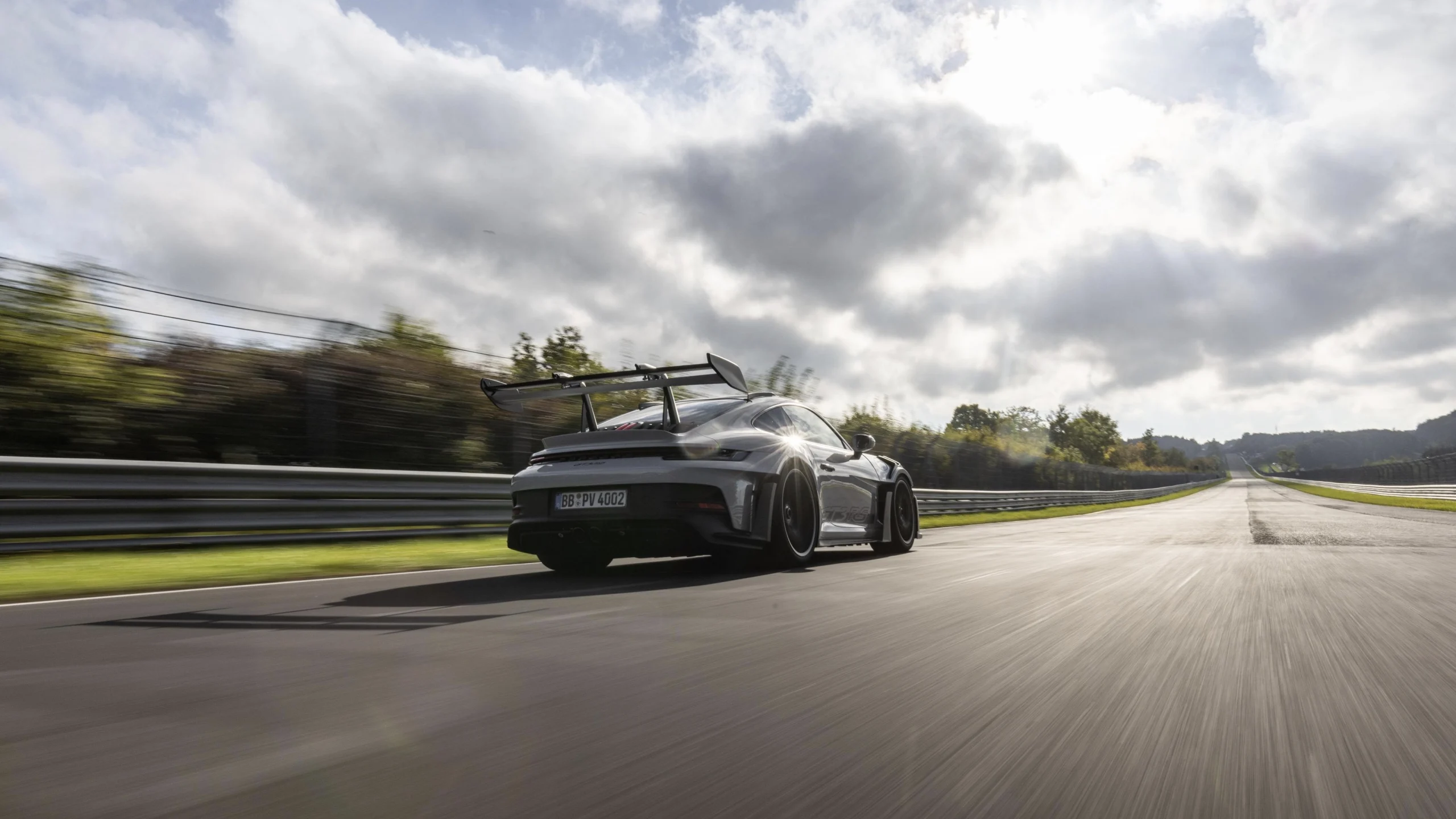 O Porsche 911 GT3 RS da geração atual, fotografado no Nürburgring. Não é o protótipo renovado referido no artigo.