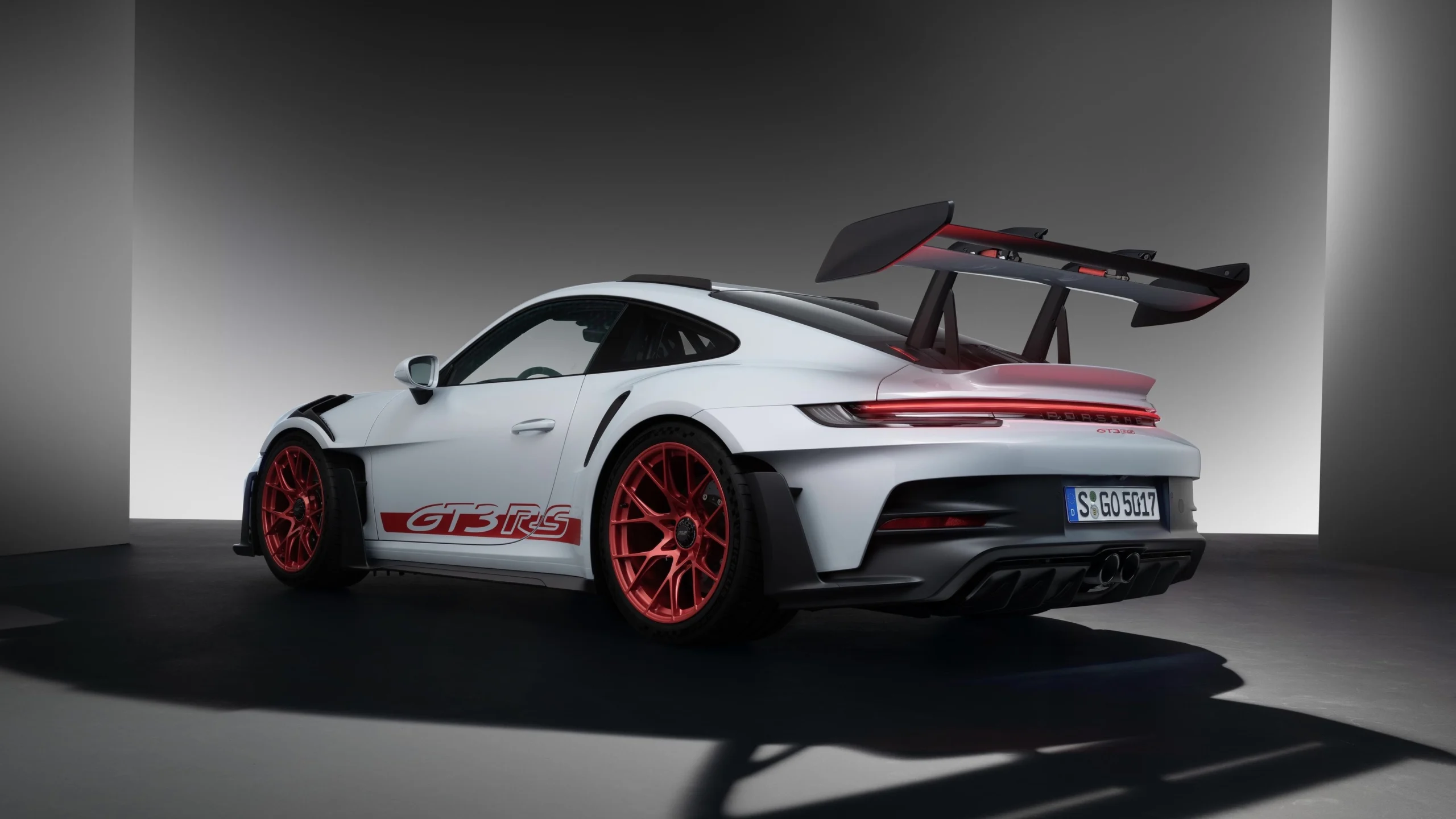 O Porsche 911 GT3 RS da geração atual, visto de trás. Não é o protótipo renovado.