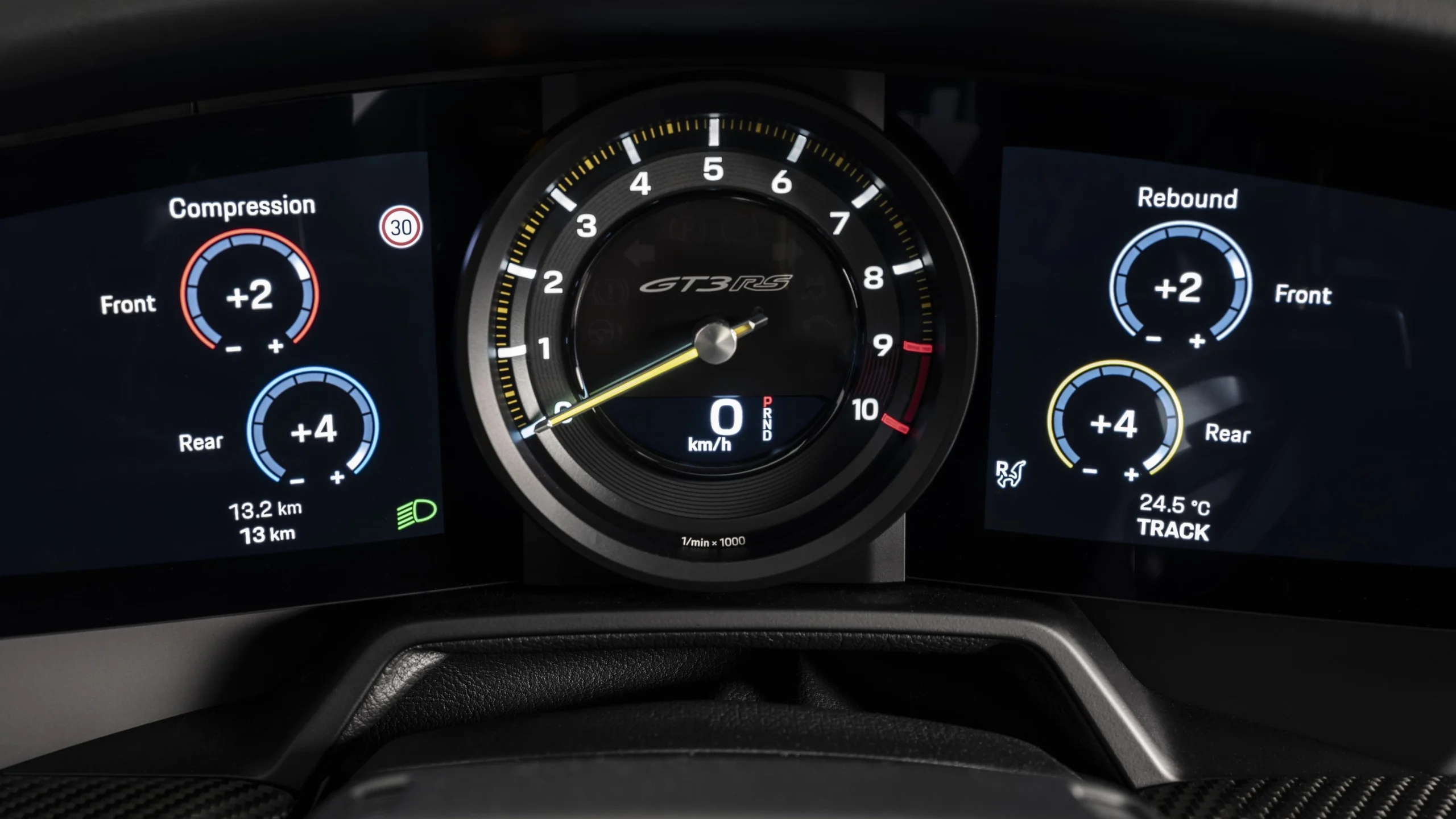 O painel de instrumentos do Porsche 911 GT3 RS da geração atual. Não confirma o manómetro visto no vídeo do protótipo.