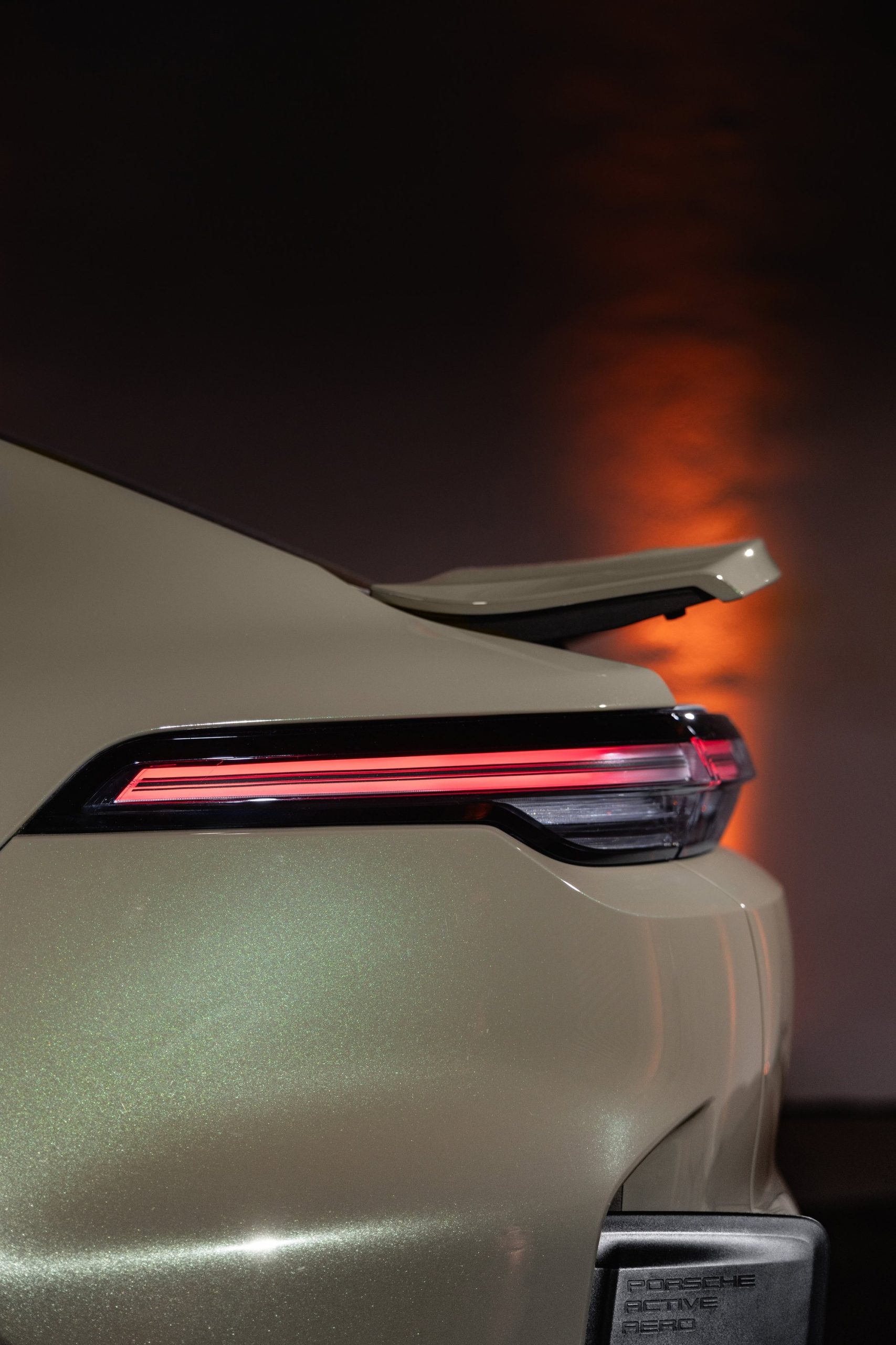 A traseira do Cayenne Turbo Coupé Electric em estúdio.