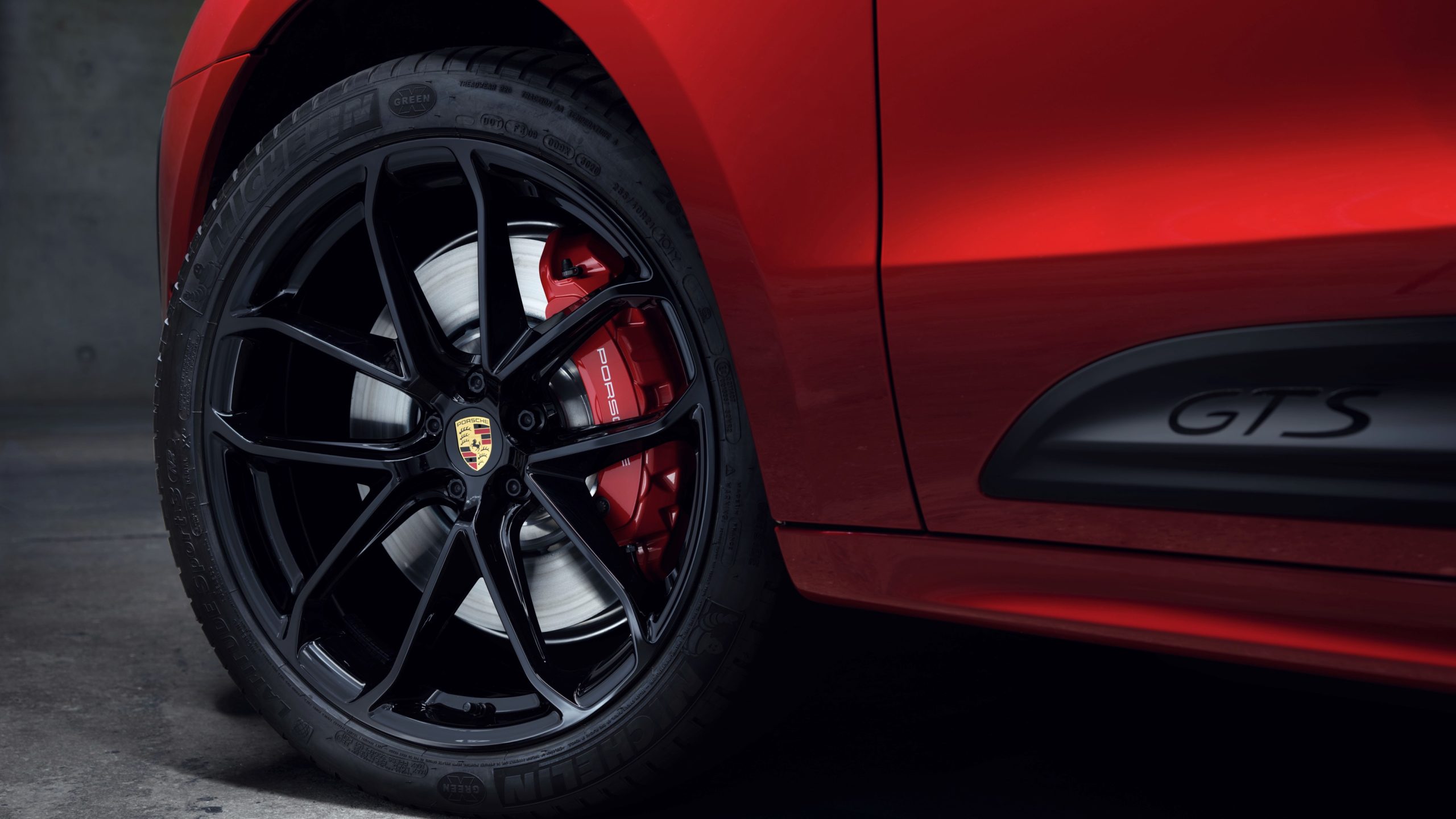 A jante do Porsche Macan GTS a combustão de 2021, numa fotografia oficial da Porsche. Não é o novo Macan.