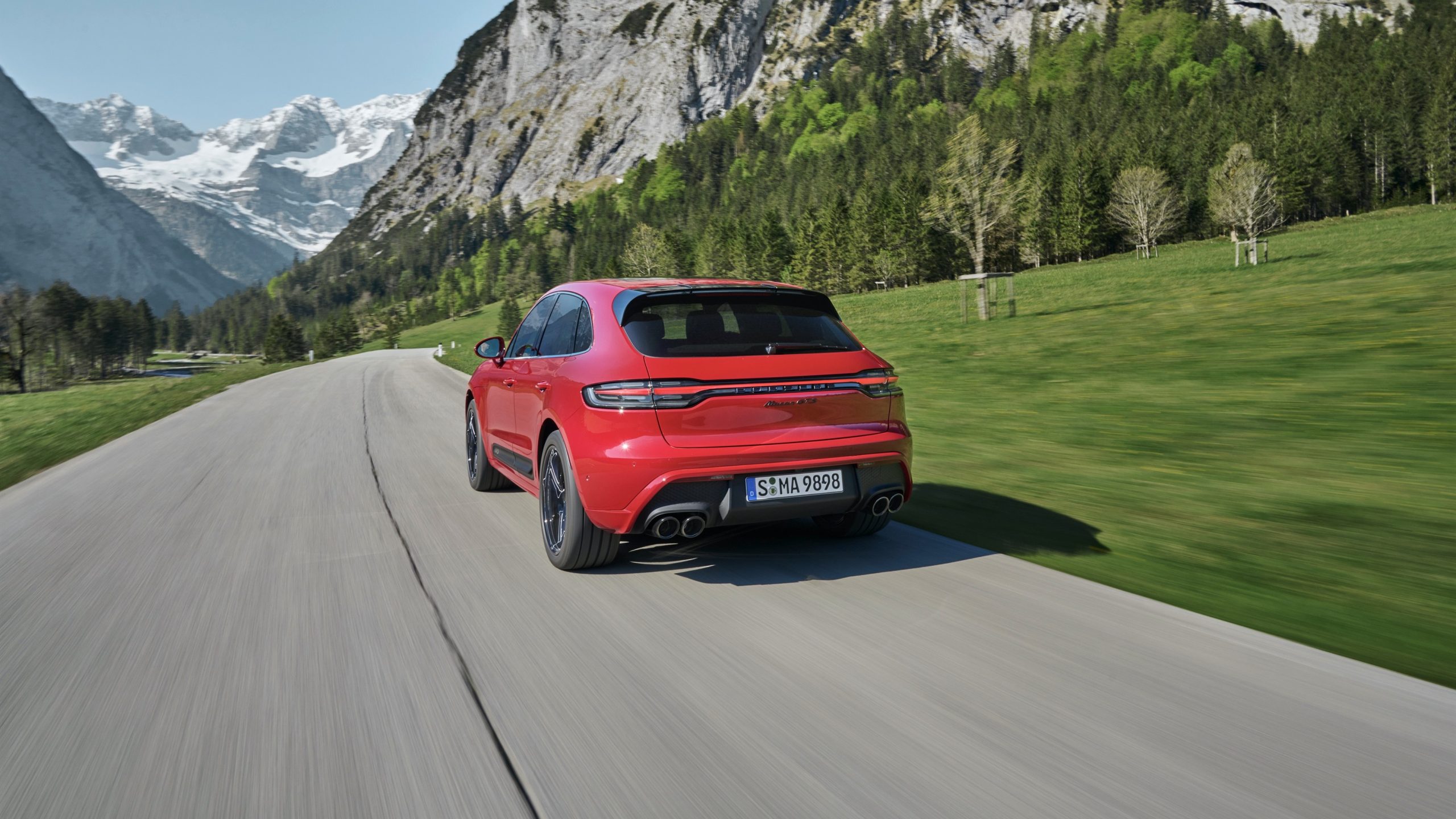 Na imagem, o Porsche Macan GTS a combustão de 2021 em estrada, numa fotografia oficial da Porsche. É o modelo que sai de cena e não a mula do novo Macan fotografada no Nürburgring.