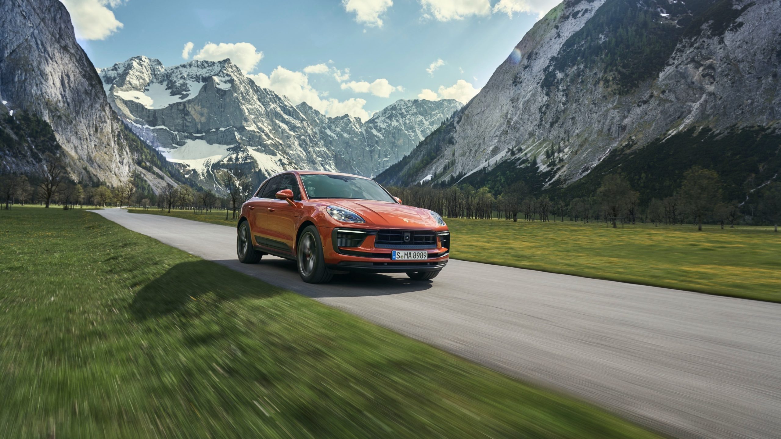O Porsche Macan S a combustão de 2021 em estrada, numa fotografia oficial da Porsche. Não é o novo Macan.