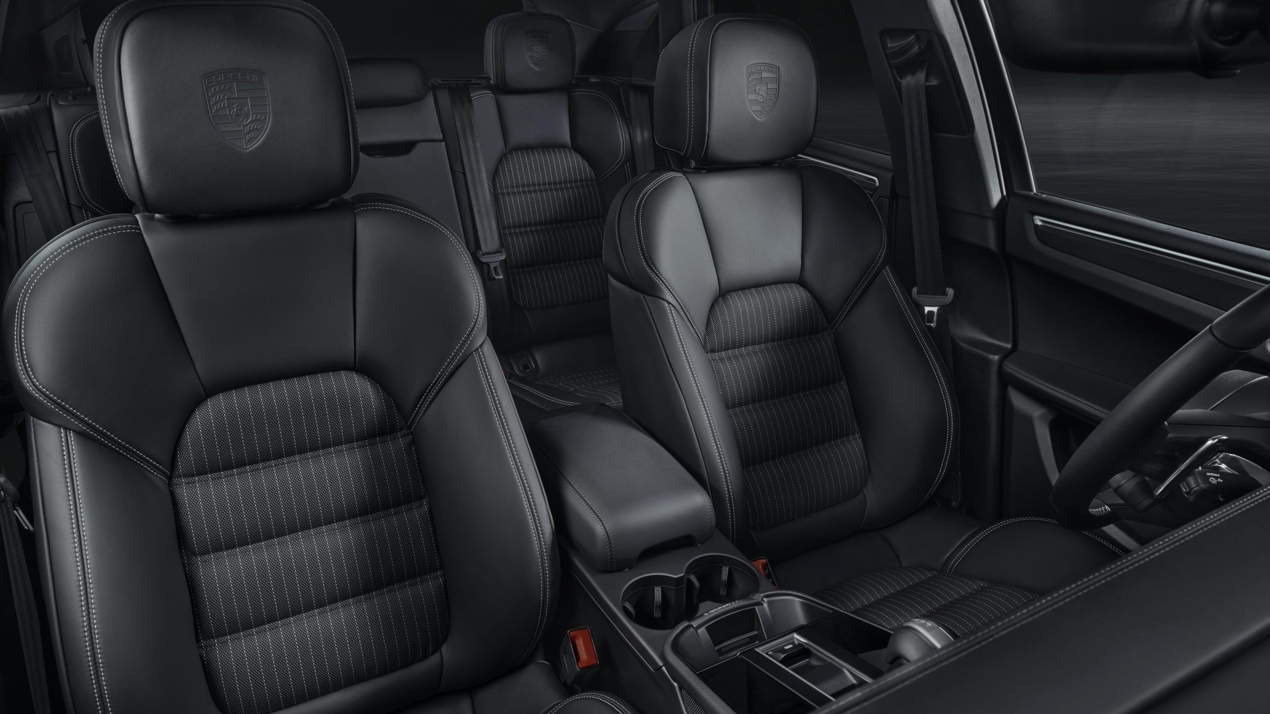 Interior do Porsche Macan T de 2022, fotografia oficial da Porsche.