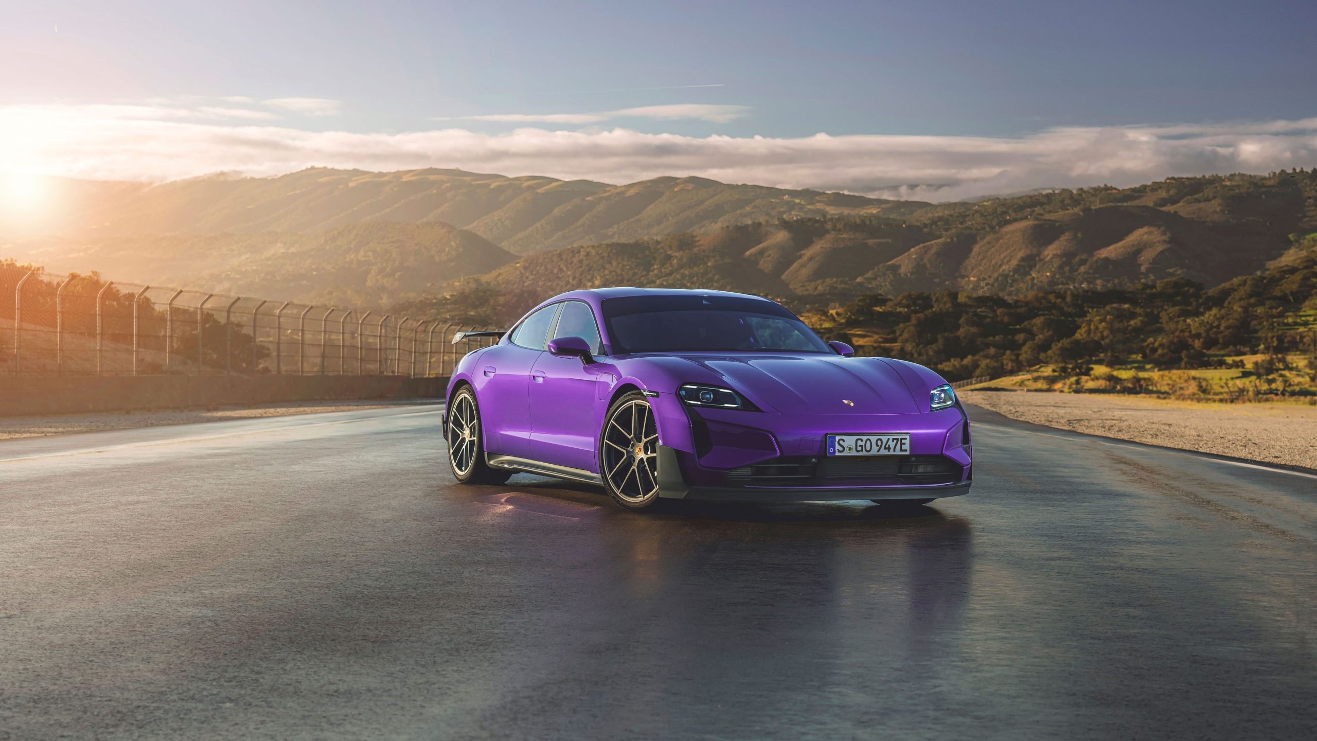 Porsche Taycan Turbo GT com pacote Weissach, parado em Laguna Seca, nos Estados Unidos, em 2024