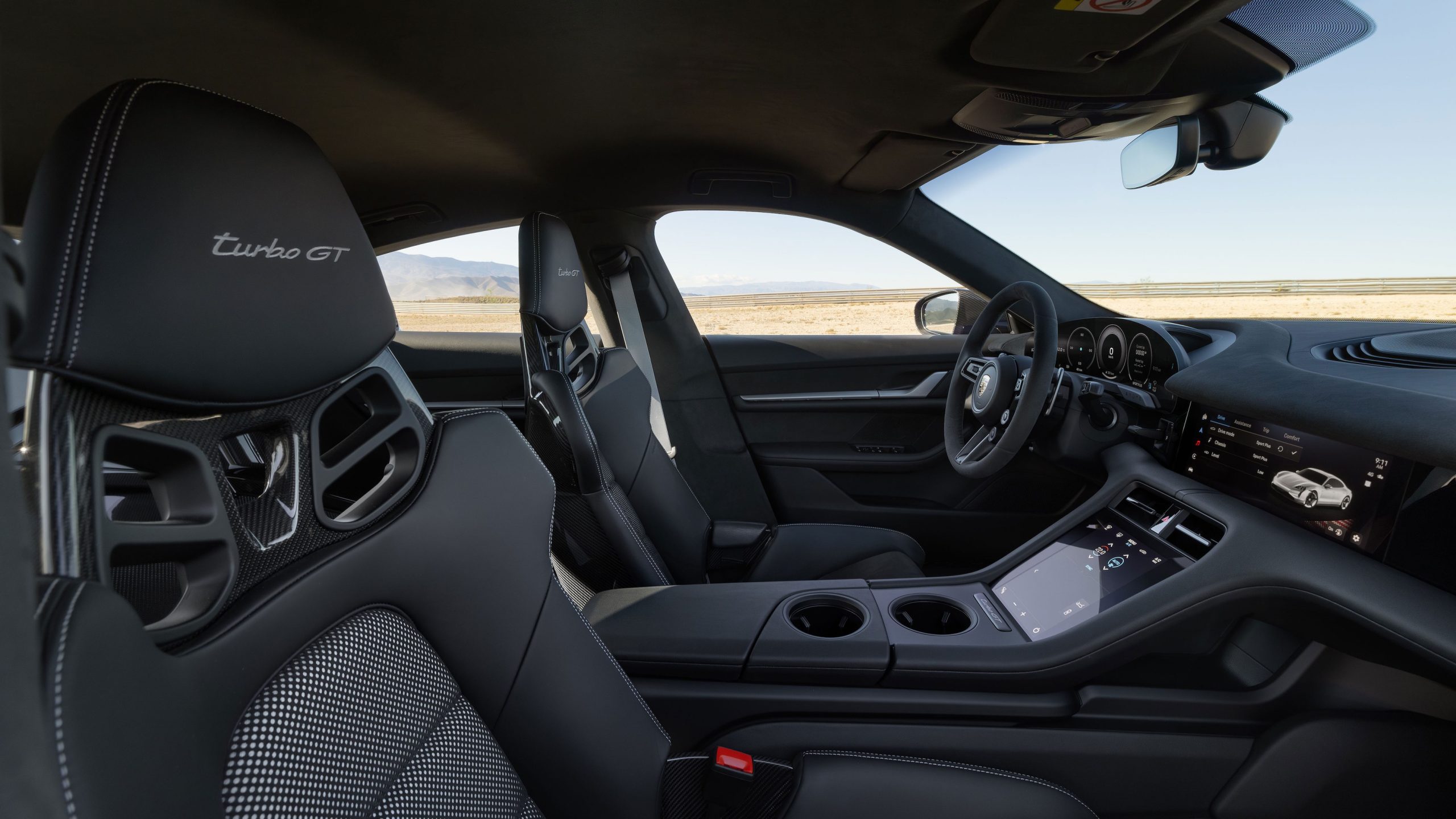 O interior do Porsche Taycan Turbo GT com pacote Weissach, numa fotografia oficial da Porsche de 2024