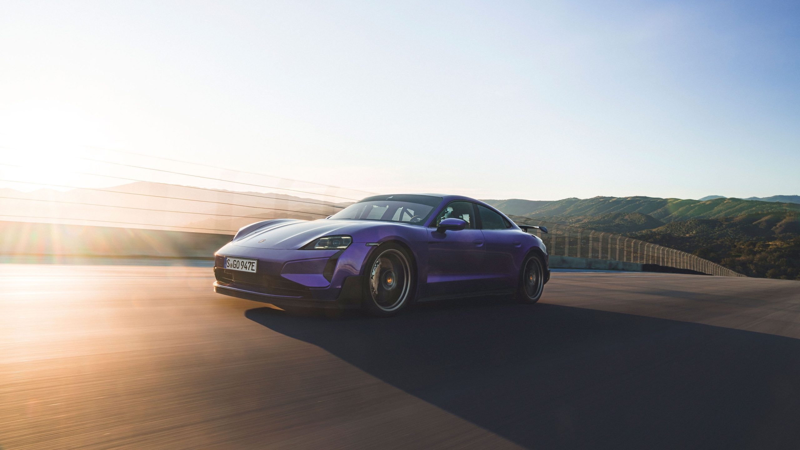 Porsche Taycan Turbo GT com pacote Weissach, em andamento em Almería, Espanha, em 2024