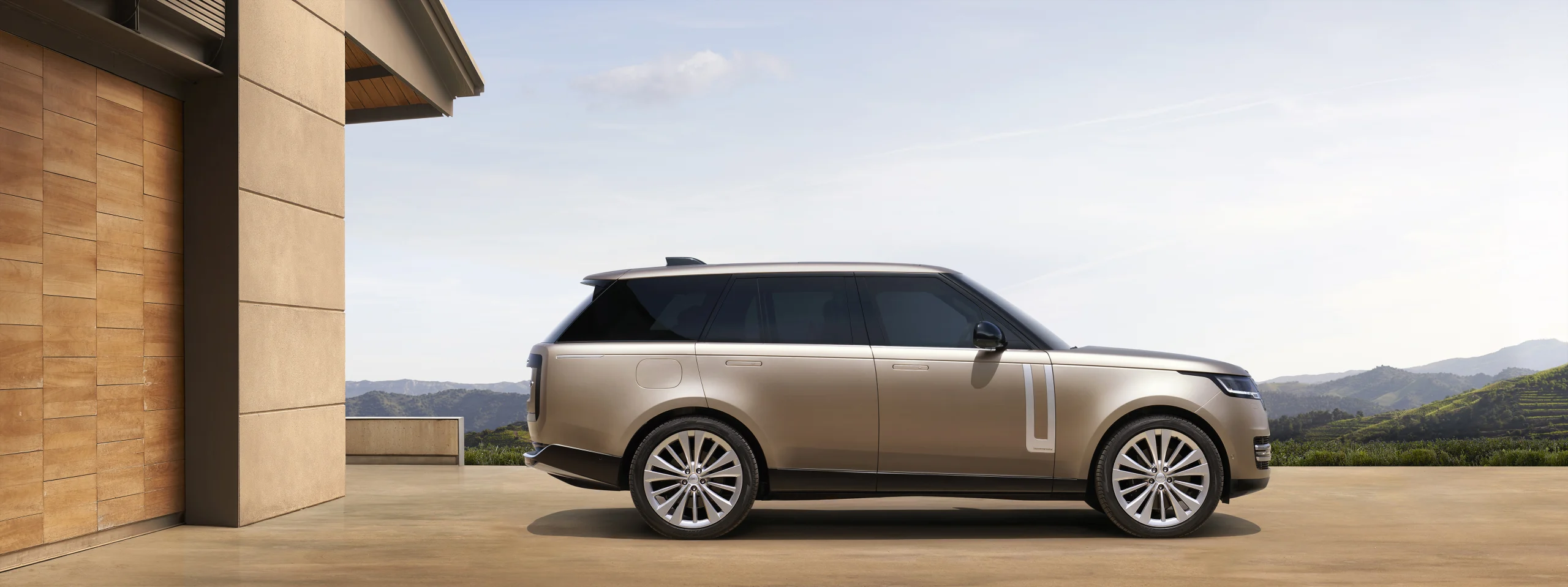 O Range Rover da geração atual, versão de 2022, visto de outro ângulo. Não é o protótipo atualizado.