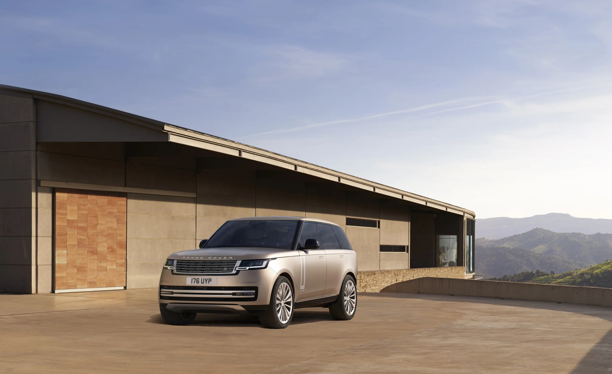 O Range Rover da geração atual, versão de 2022. Não mostra o habitáculo desmontado do protótipo.