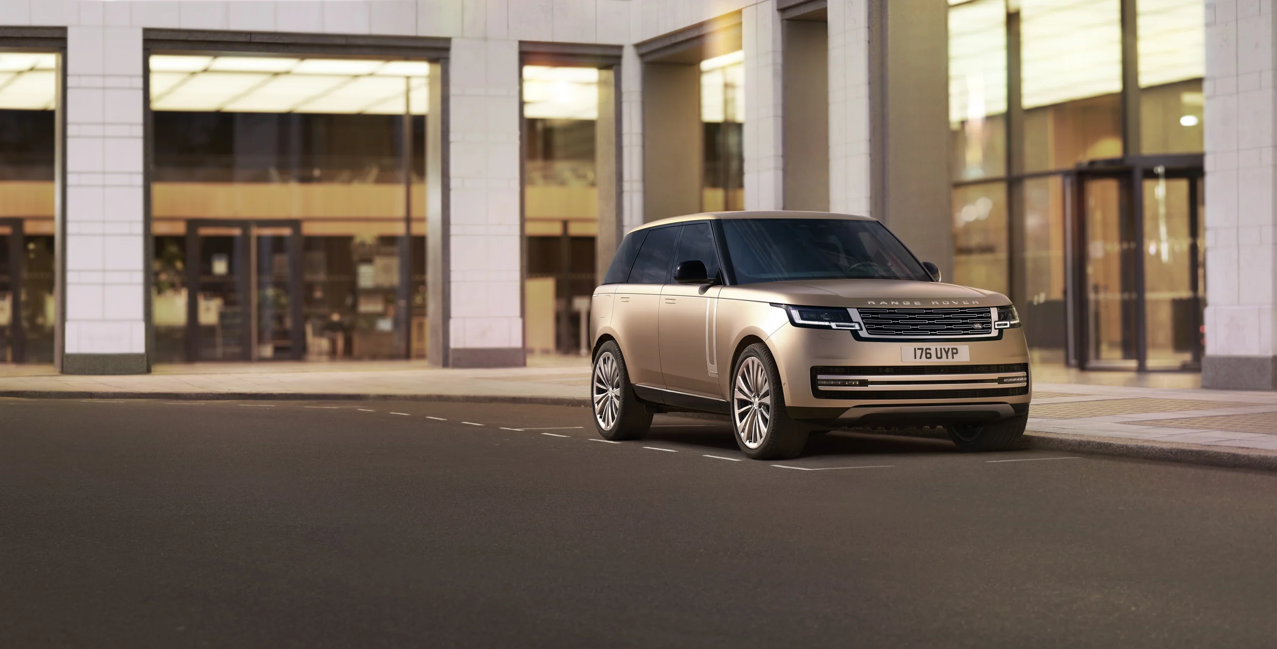 O Range Rover da geração atual, versão de 2022. A imagem não identifica uma motorização específica.