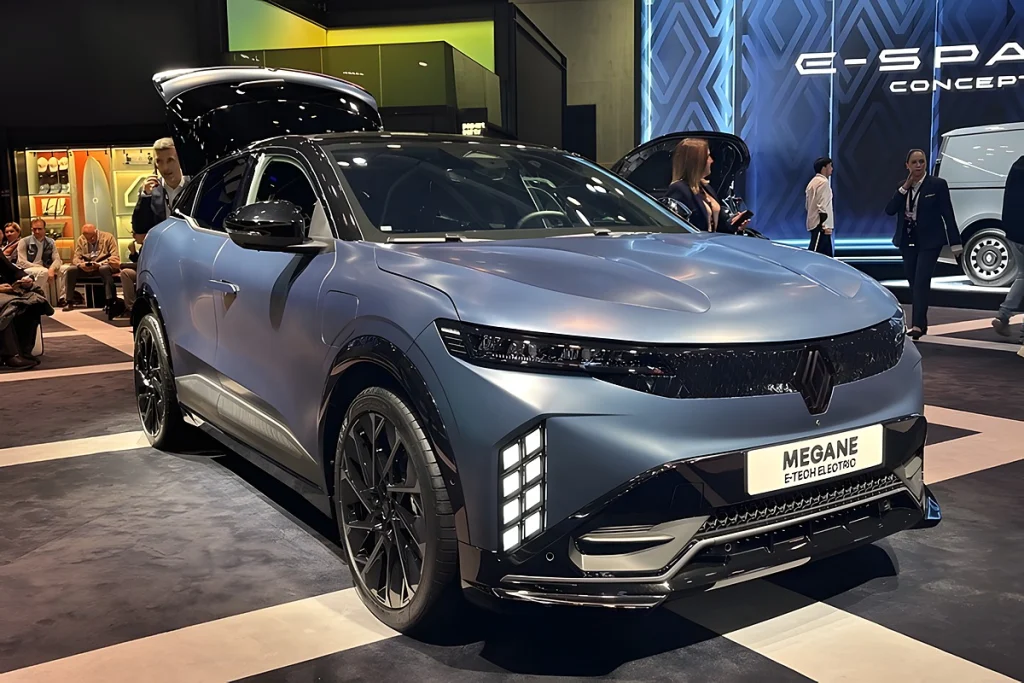 A Mégane E-Tech muda de frente e só poupa as óticas