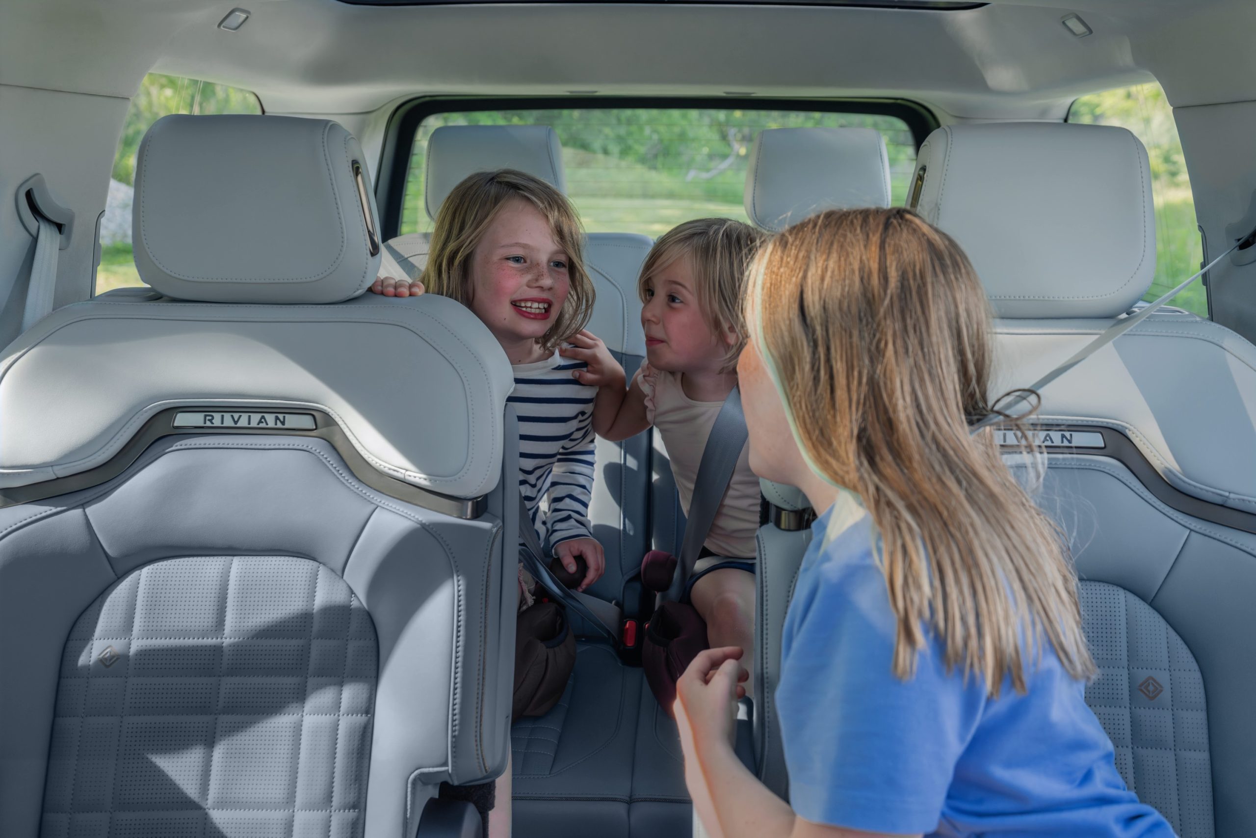 Interior do Rivian R1S de 2027, com os novos bancos individuais na segunda fila.
