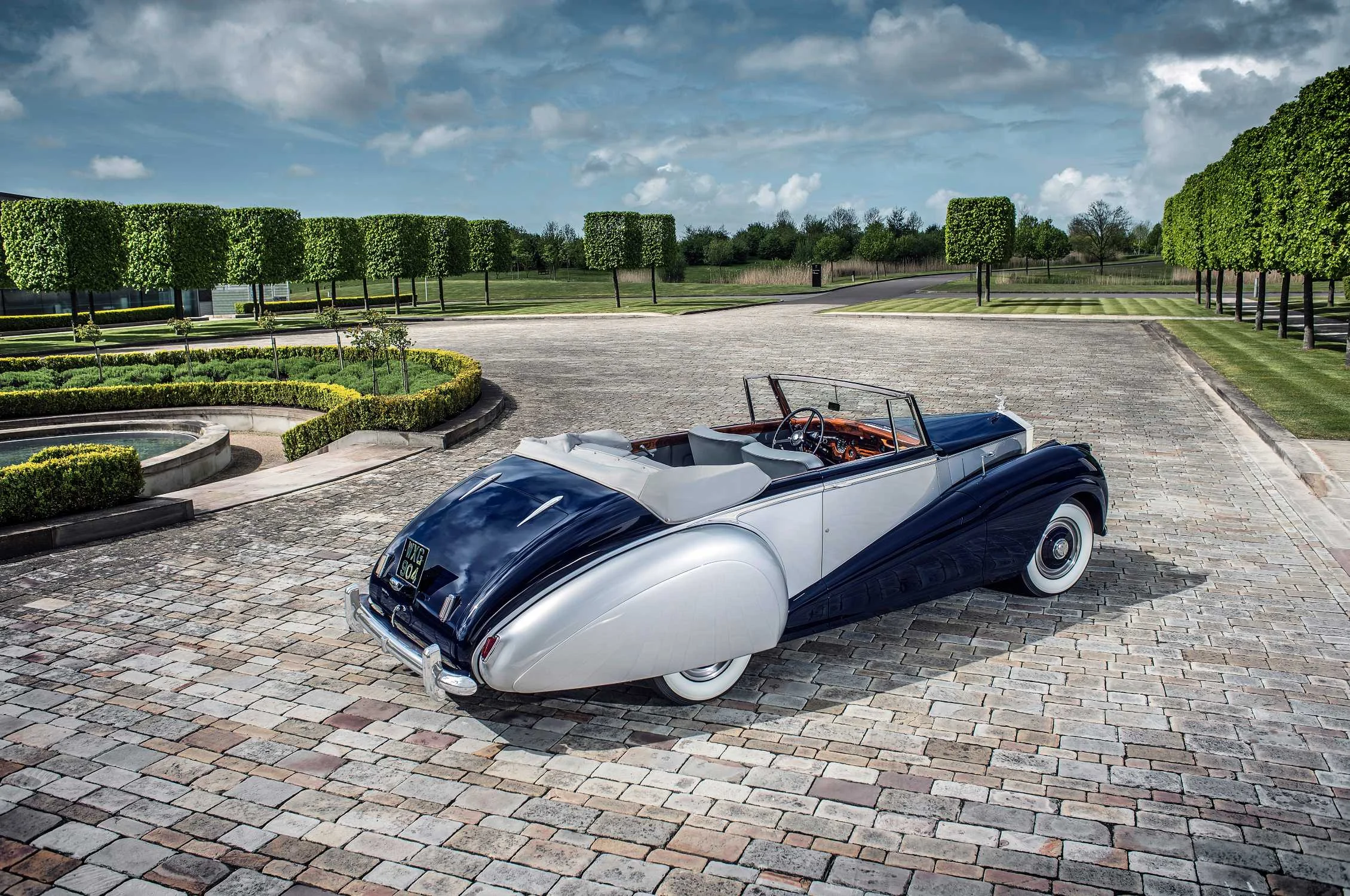 Na imagem, o Rolls-Royce Silver Dawn, numa fotografia oficial da Rolls-Royce.