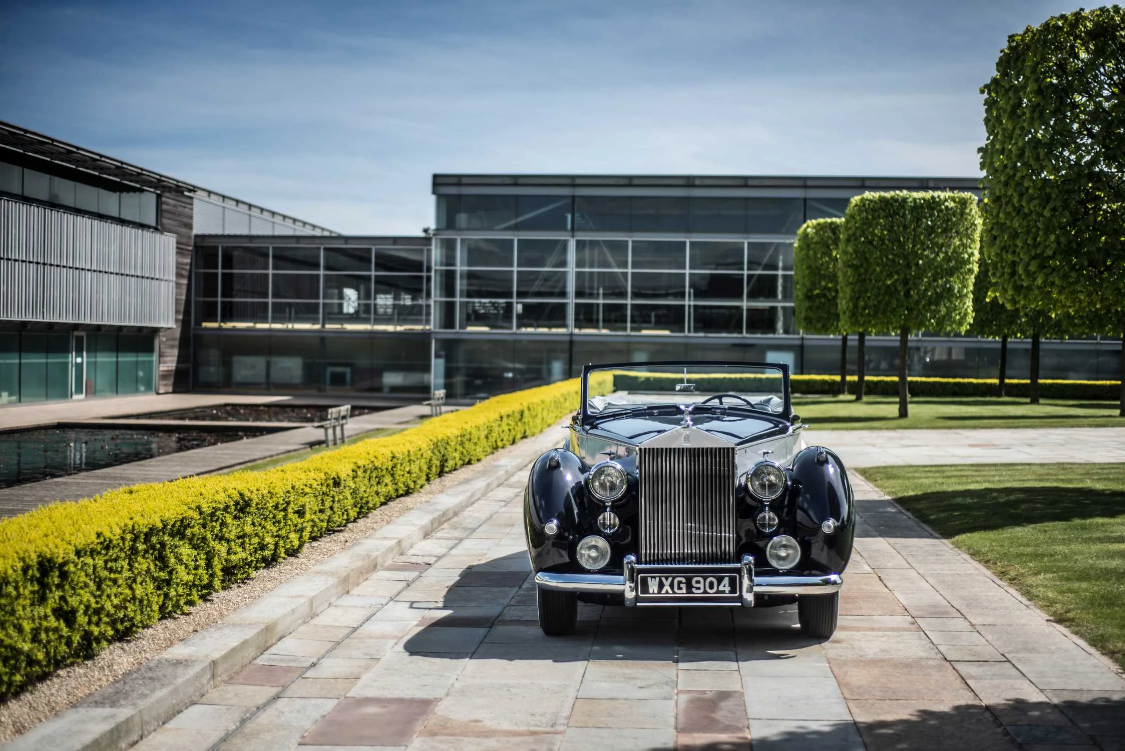 Na imagem, o Rolls-Royce Silver Dawn, numa fotografia oficial da Rolls-Royce.