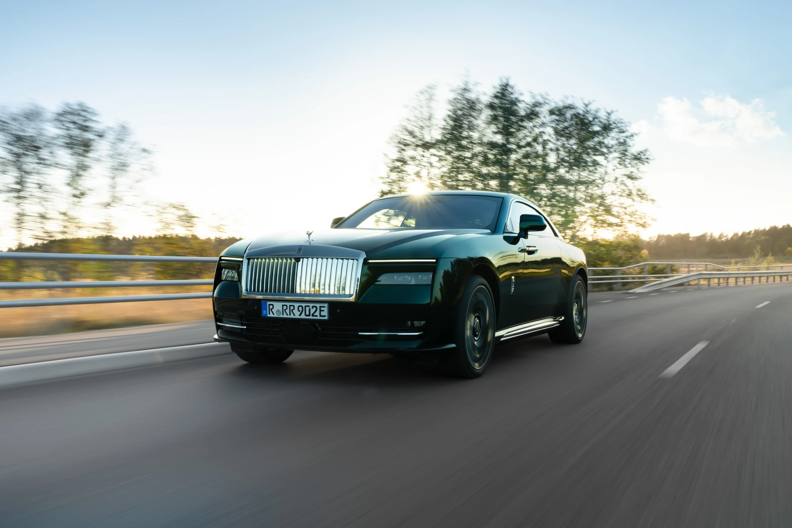 O Rolls-Royce Spectre Series II em Dark Emerald, noutra fotografia oficial da marca.