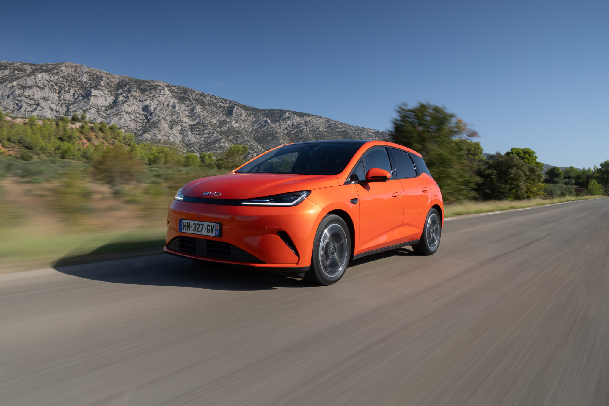 O BYD Dolphin G DM-i, em fotografia oficial da BYD. Não mostra o Aion GS7.