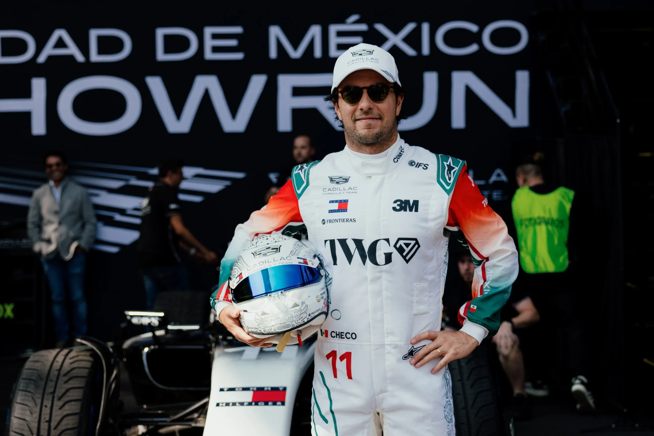 Sergio Pérez, da Cadillac Formula 1 Team, numa fotografia oficial da passagem da equipa pela Cidade do México.