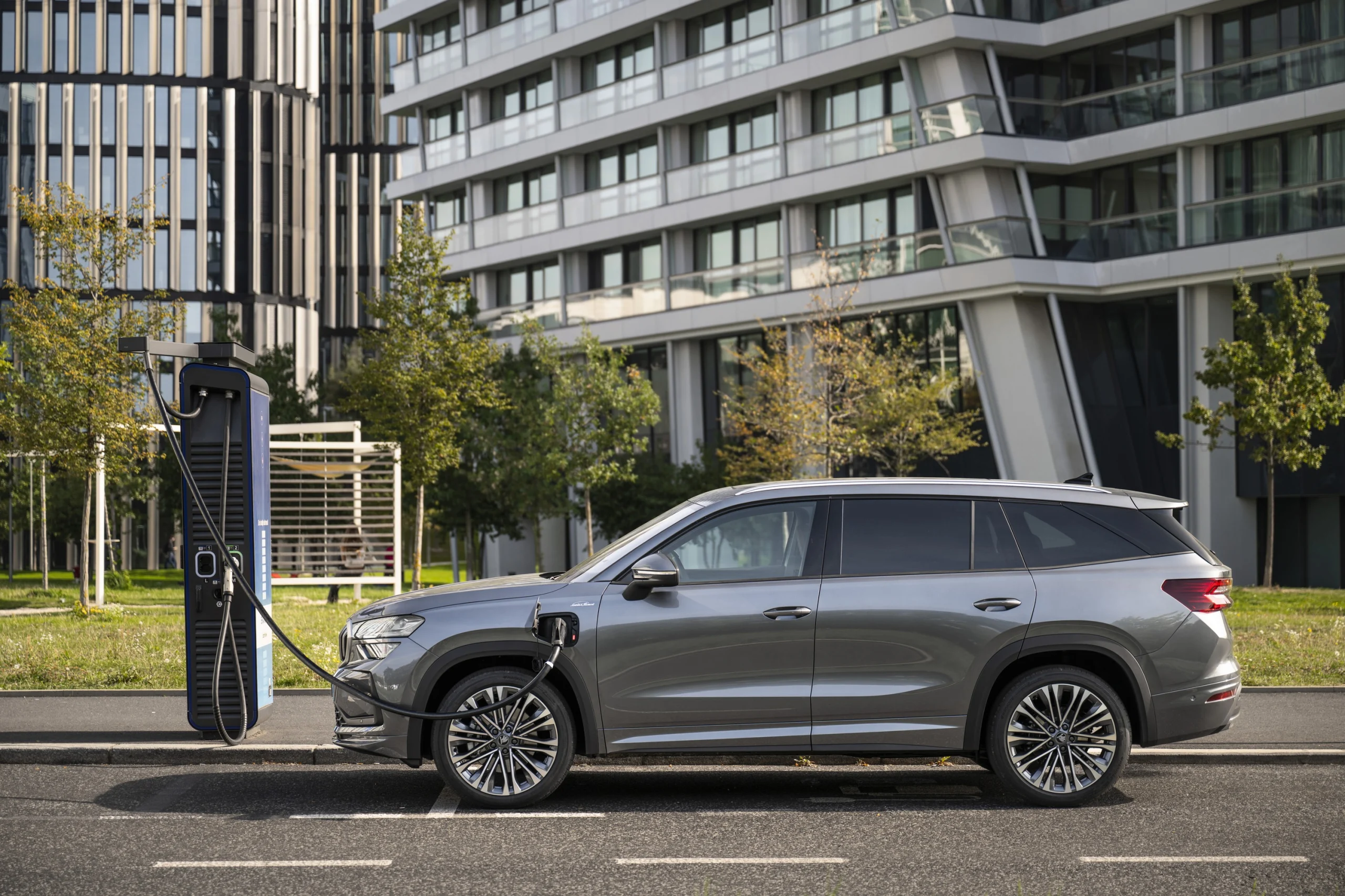 Škoda Kodiaq Laurin & Klement; a fonte identifica as barras prateadas, os para-choques na cor da carroçaria e os emblemas da versão.