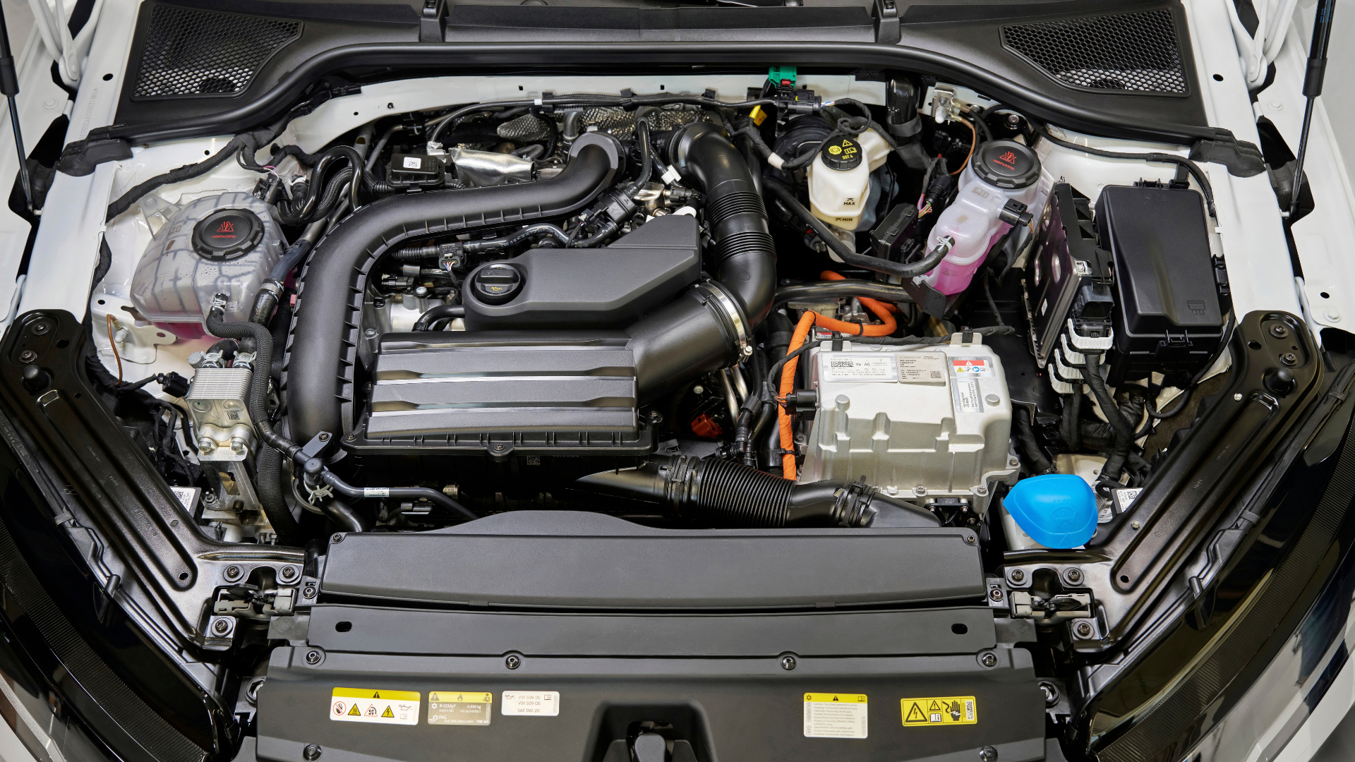 O compartimento do motor do Škoda Octavia full hybrid, onde o 1.5 TSI se junta à parte elétrica, numa imagem oficial da Škoda.