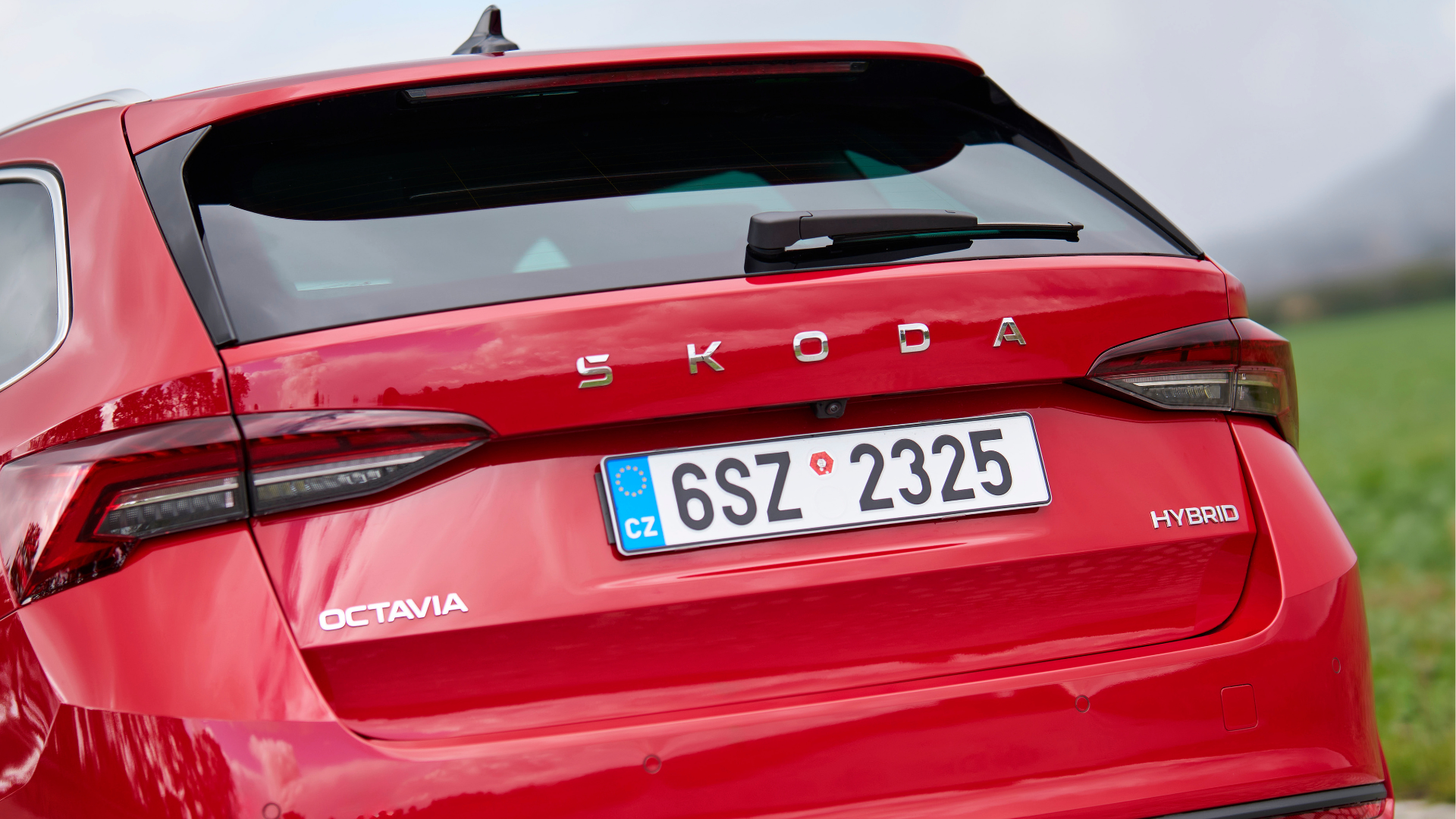Škoda Octavia full hybrid de 2026, numa imagem da reportagem oficial da Škoda sobre a nova motorização. A fonte não descreve o pormenor mostrado.