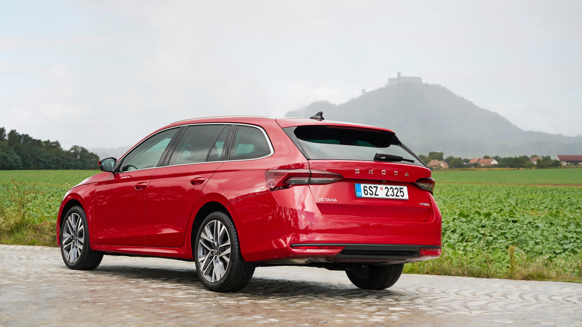 Škoda Octavia full hybrid de 2026, numa imagem da reportagem oficial da Škoda sobre a nova motorização. A fonte não descreve o pormenor mostrado.