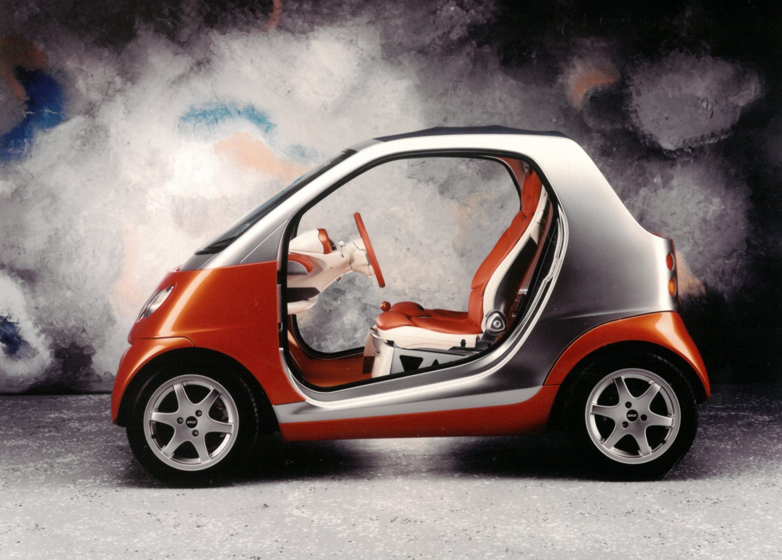 Não é o Smart #2. É o protótipo Smart de 1996 fotografado em frente ao Louvre, em Paris, numa imagem de arquivo da Mercedes-Benz Classic divulgada pela Smart.