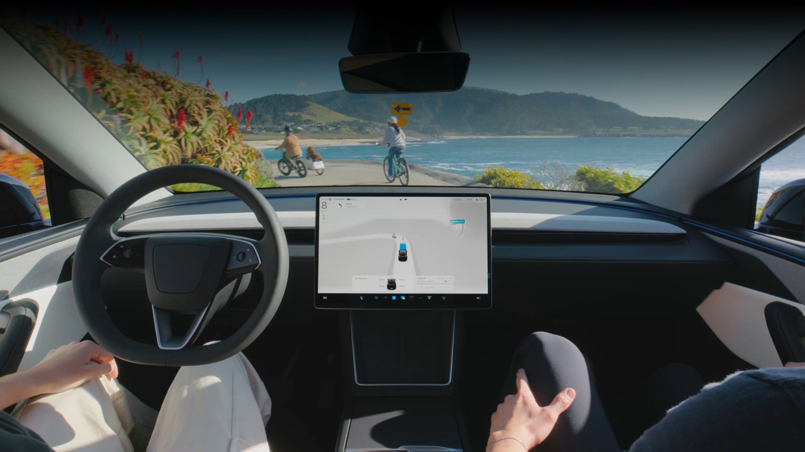 Imagem oficial da página do Full Self-Driving (Supervised) da Tesla. Modelo não identificado pela fonte. Cortesia da Tesla, Inc.
