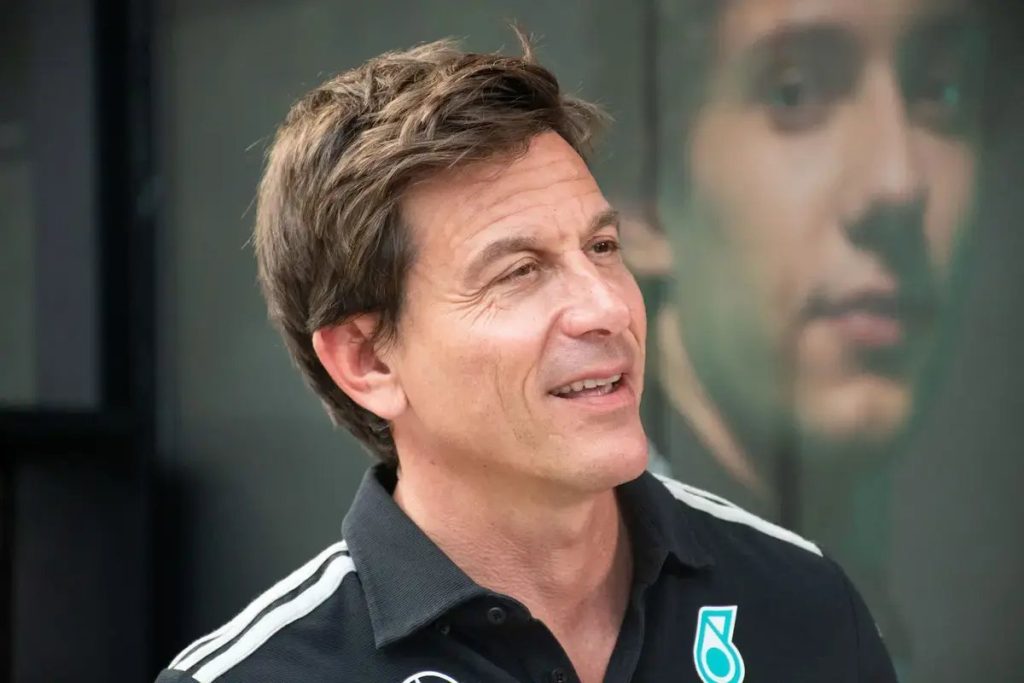 Toto Wolff brinca sobre limites de pista de Kimi Antonelli na F1