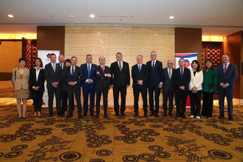 Maroš Šefčovič posa durante uma reunião com representantes da indústria europeia. Não mostra as conversações UE-China.