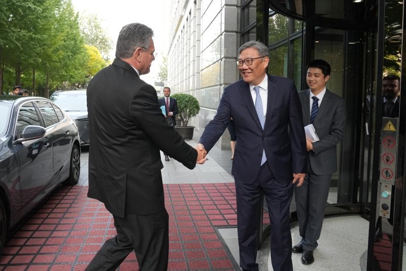 Maroš Šefčovič e Wang Wentao durante uma reunião em Pequim. Não mostra o efeito do entendimento no mercado português.