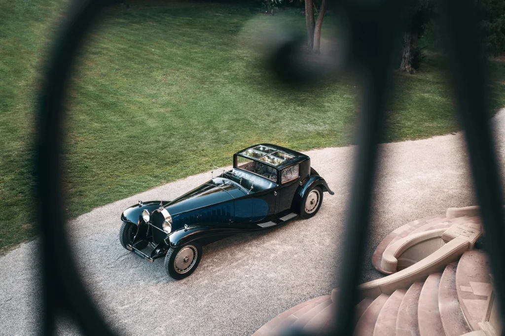 Um Bugatti sem faróis, feito para conduzir só de dia!