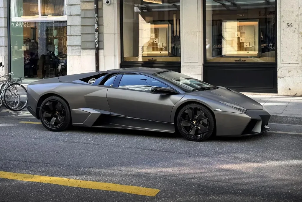 Um dos 20 Lamborghini Reventón apareceu em Genebra