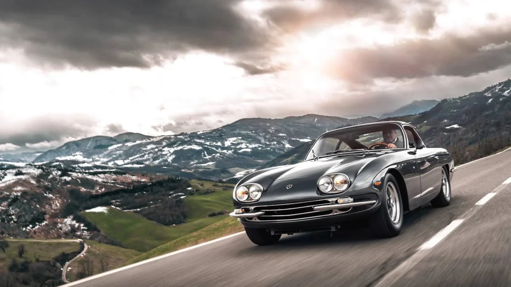 Um Lamborghini 400 GT na rua da última atuação pública dos Beatles