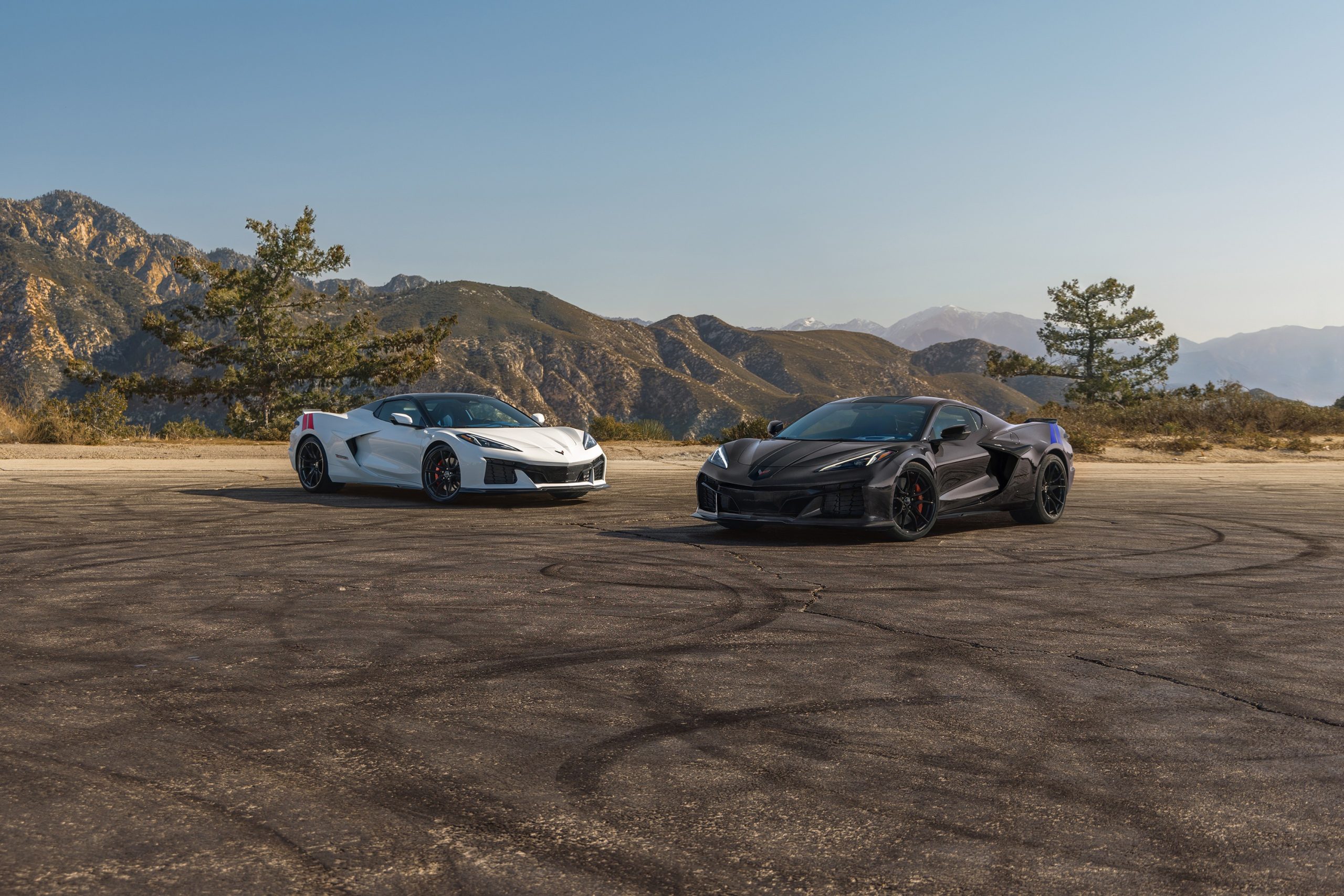 Dois dos seis que ficam, o Chevrolet Corvette Grand Sport Launch Edition de 2027, em Arctic White, e o Corvette Grand Sport X, em Pitch Gray Metallic, lado a lado.