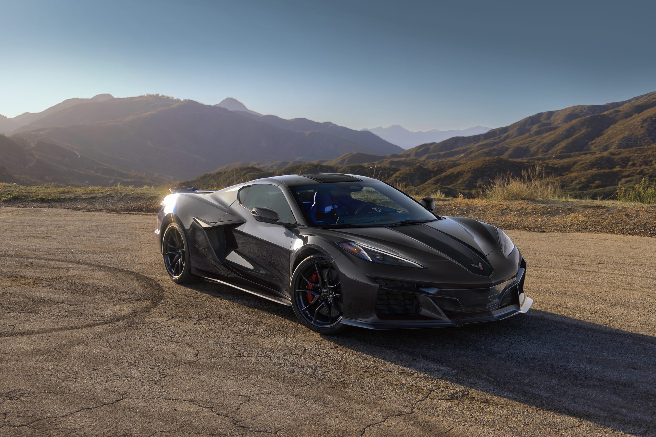 Chevrolet Corvette Grand Sport X de 2027, em Pitch Gray Metallic, a três quartos de frente.