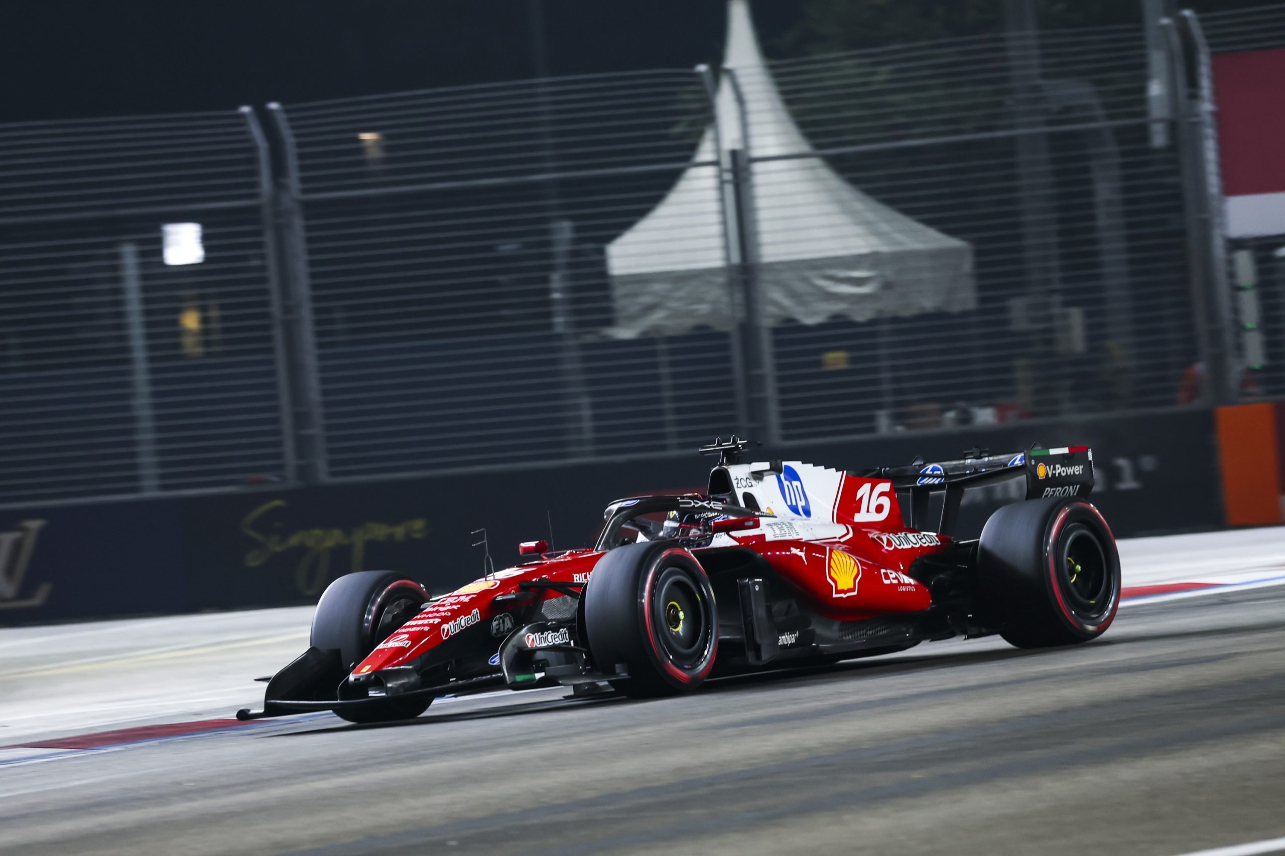 Charles Leclerc com o Ferrari SF-26 no Grande Prémio de Singapura, a 11 de outubro de 2026, numa fotografia oficial da Scuderia Ferrari HP.