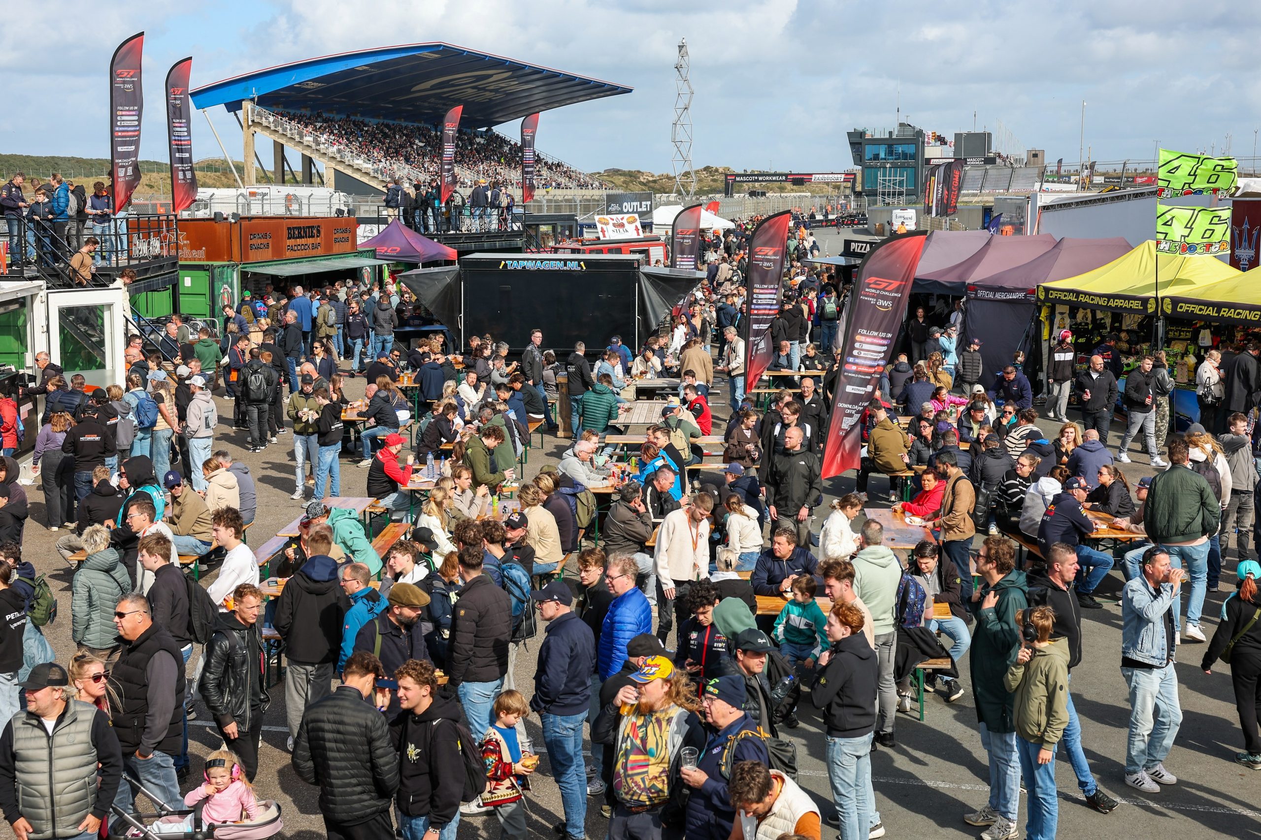 A zona de fãs de uma ronda do campeonato, em Zandvoort; em Portimão, o acesso está incluído no bilhete geral