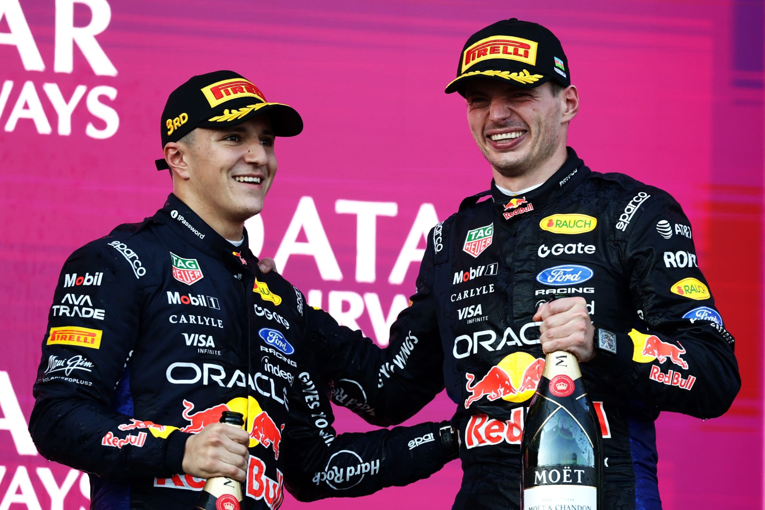 O pódio duplo da Red Bull no Grande Prémio do Azerbaijão de 2026, em Baku, segundo a legenda da equipa. Pessoas não identificadas individualmente pela fonte.