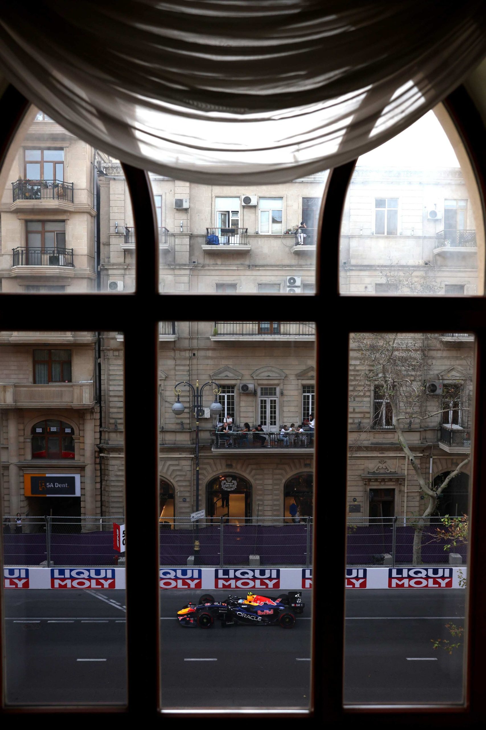 Isack Hadjar no Red Bull RB22 em Baku, no Grande Prémio do Azerbaijão de 2026. Não é Singapura.