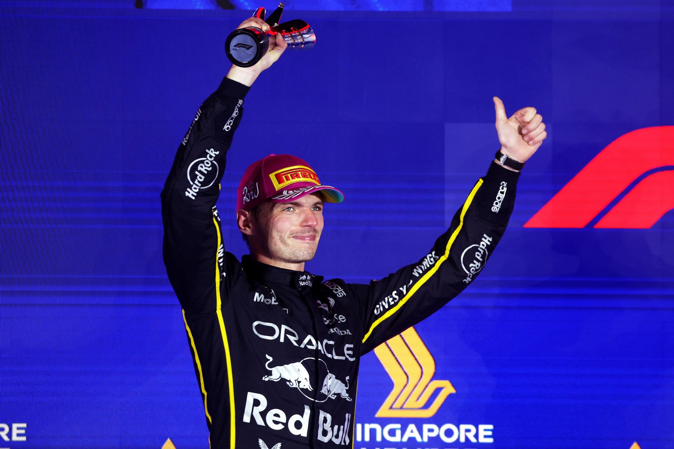 Imagem de arquivo. Max Verstappen festeja o segundo lugar no Grande Prémio de Singapura de 2025. Não é a corrida deste fim de semana.