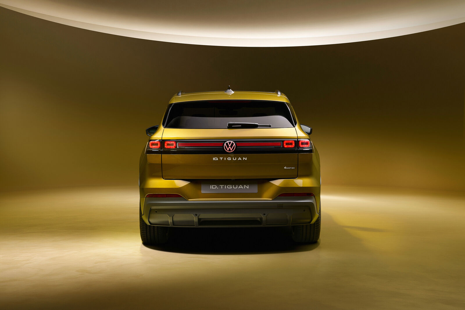 O exterior do Volkswagen ID. Tiguan, com as linhas mais firmes que trocam as formas de crossover do ID.4 e do ID.5